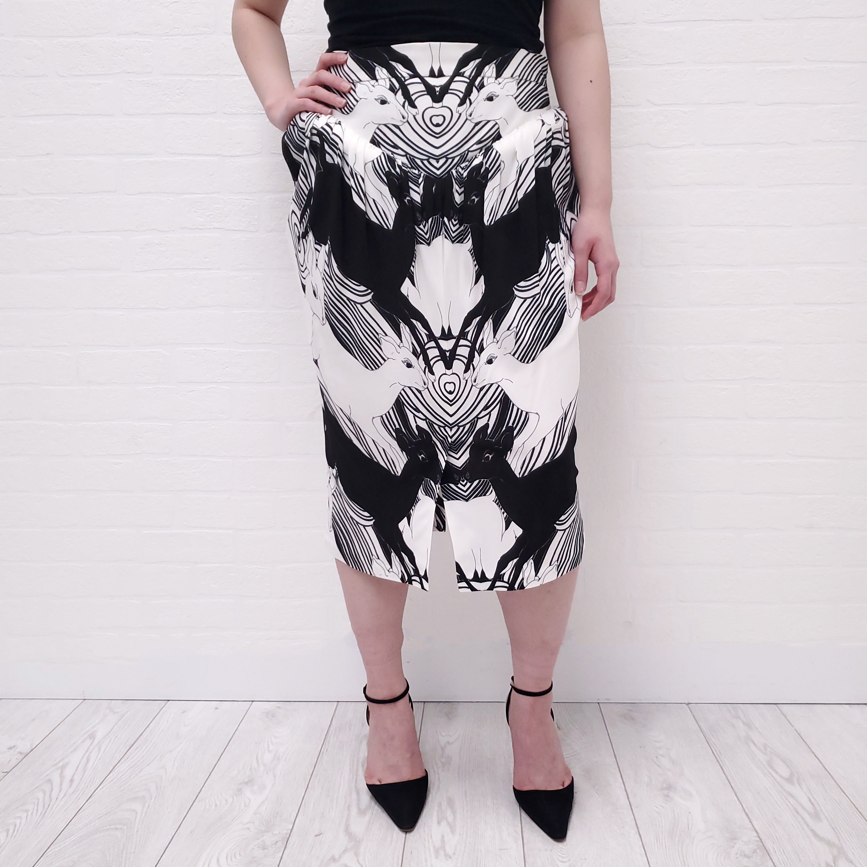 BURBERRY BLACK AND WHITE DEER PRINT PLEATED SKIRT - SIZE 4