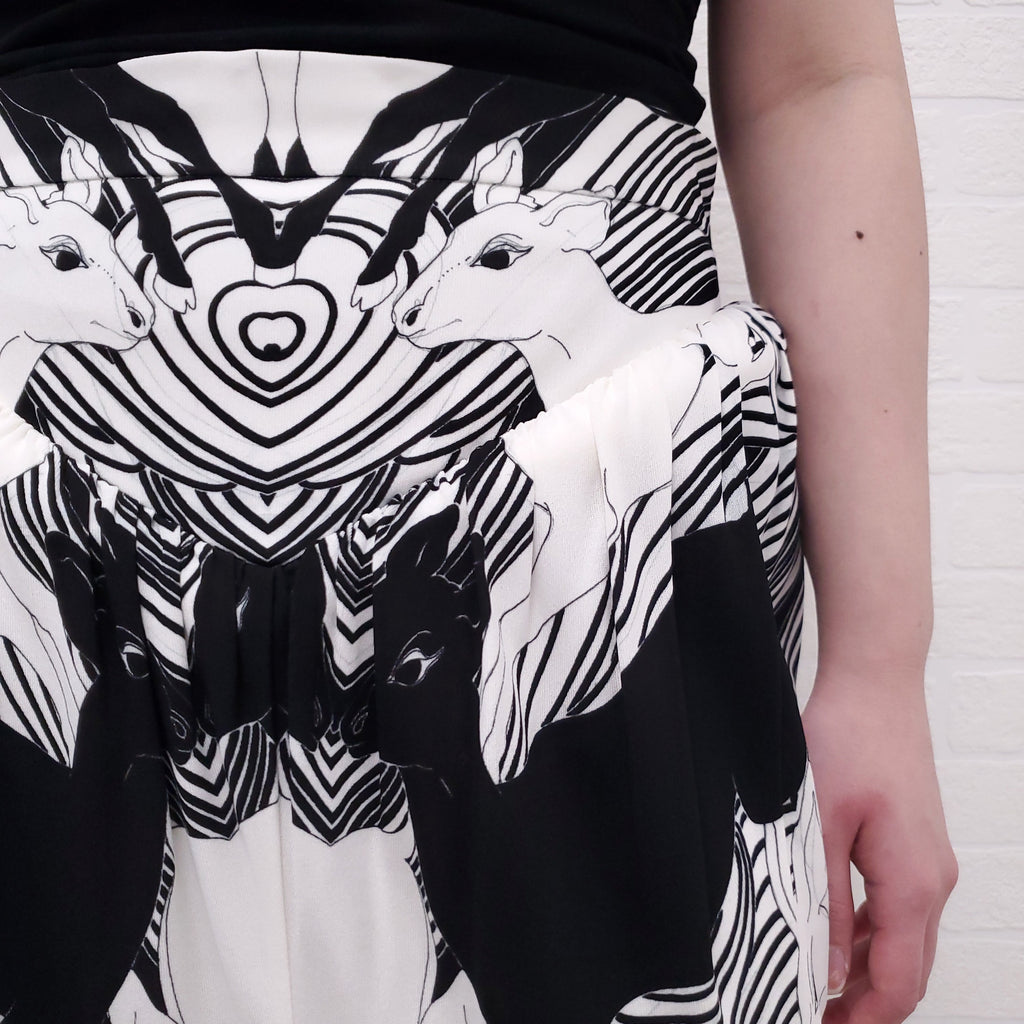 BURBERRY BLACK AND WHITE DEER PRINT PLEATED SKIRT - SIZE 4