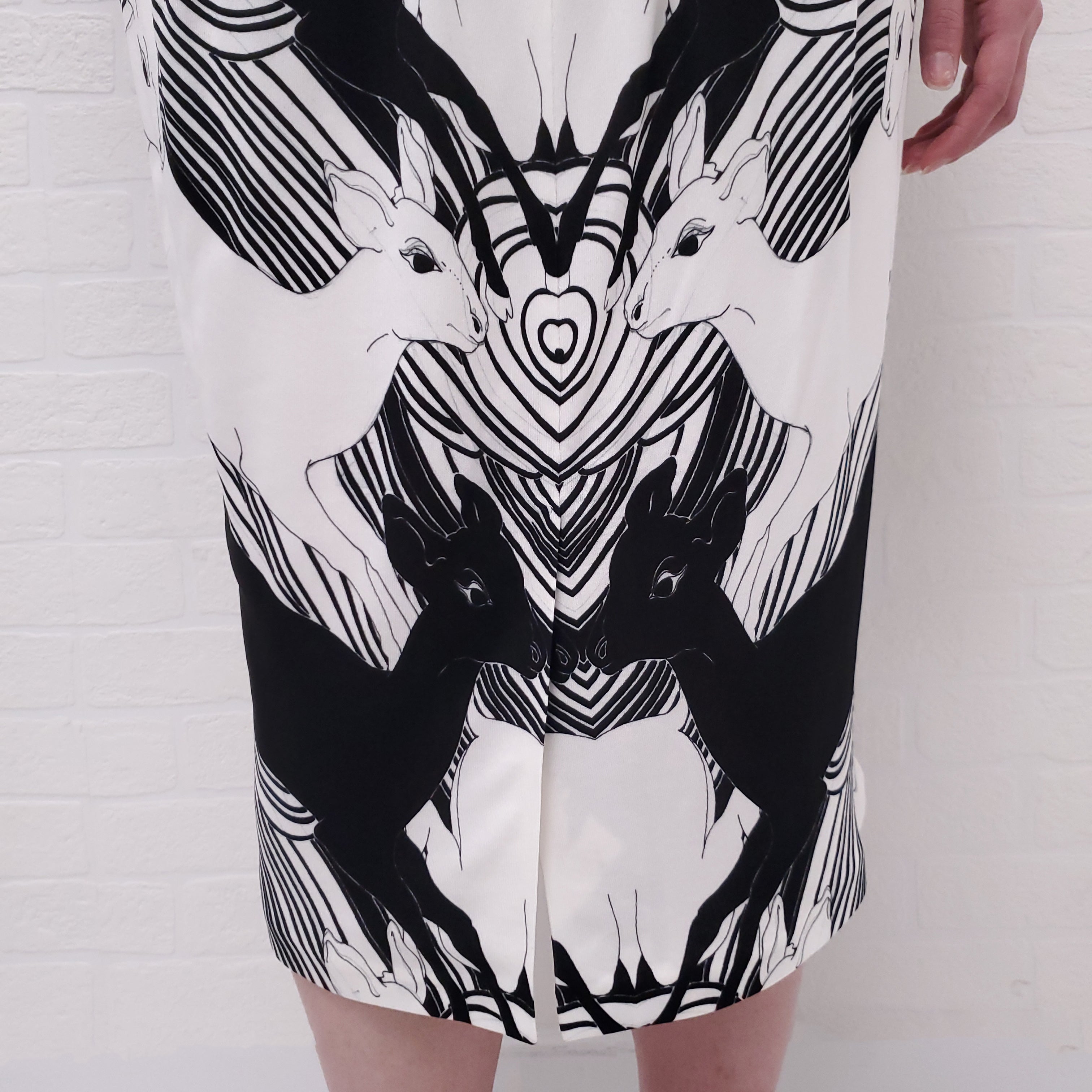 BURBERRY BLACK AND WHITE DEER PRINT PLEATED SKIRT - SIZE 4