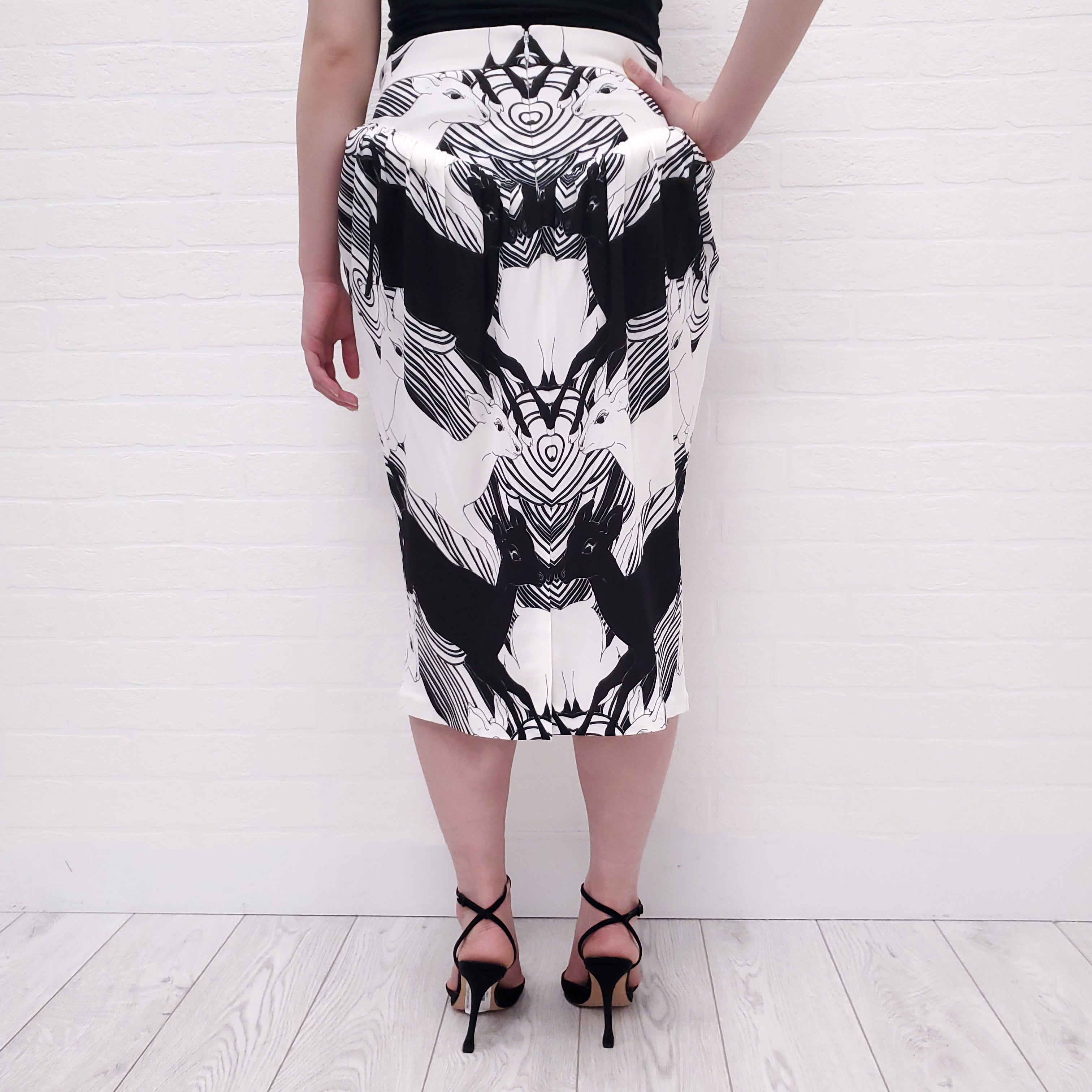 BURBERRY BLACK AND WHITE DEER PRINT PLEATED SKIRT - SIZE 4