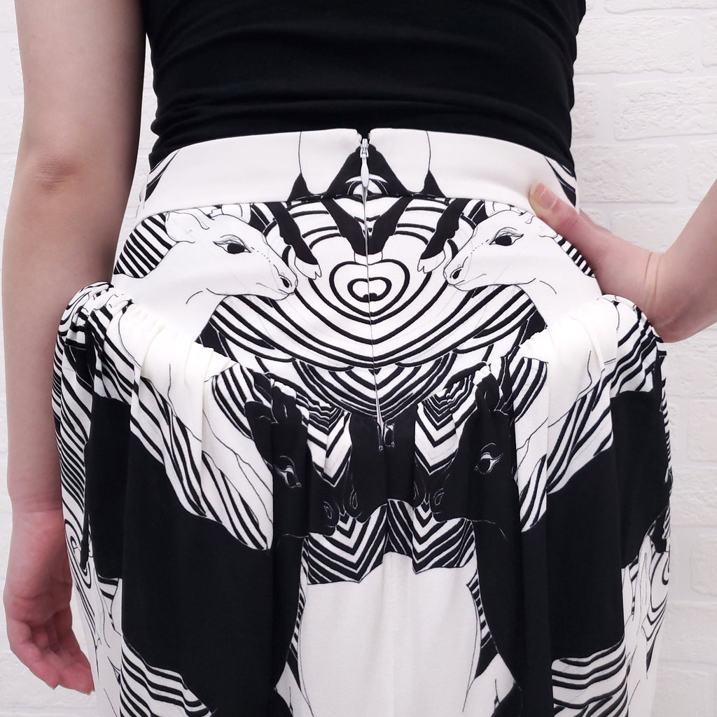 BURBERRY BLACK AND WHITE DEER PRINT PLEATED SKIRT - SIZE 4