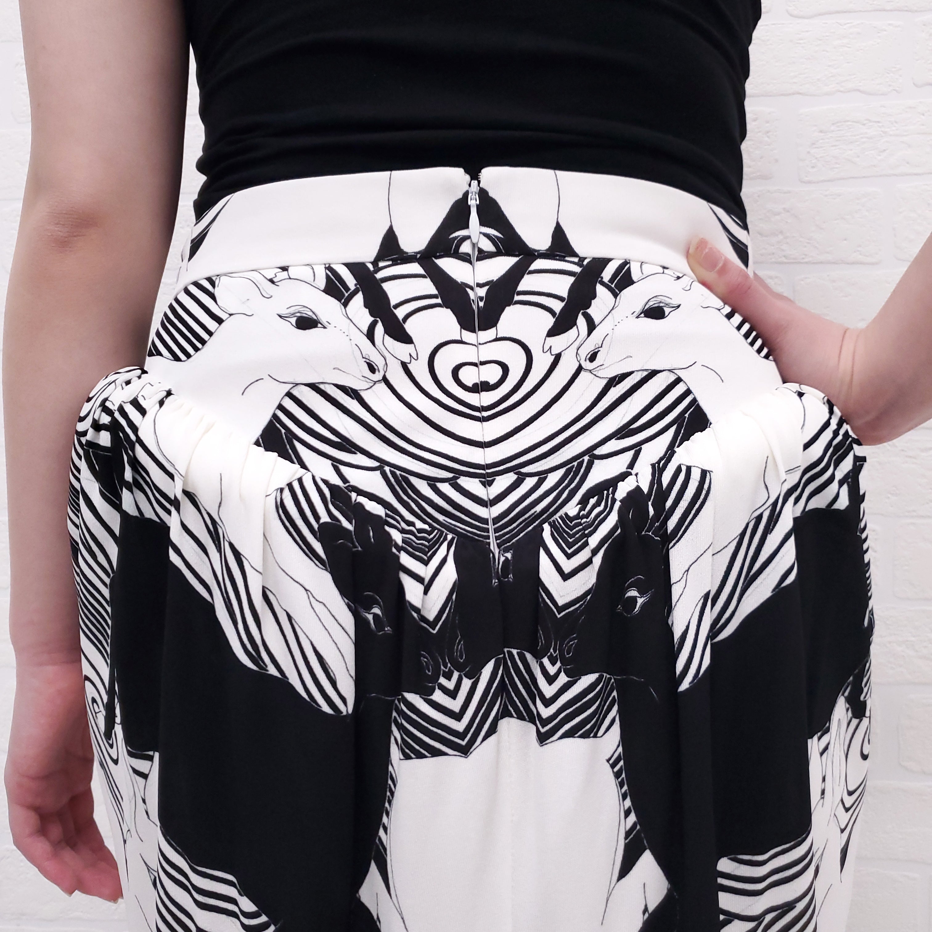 BURBERRY BLACK AND WHITE DEER PRINT PLEATED SKIRT - SIZE 4