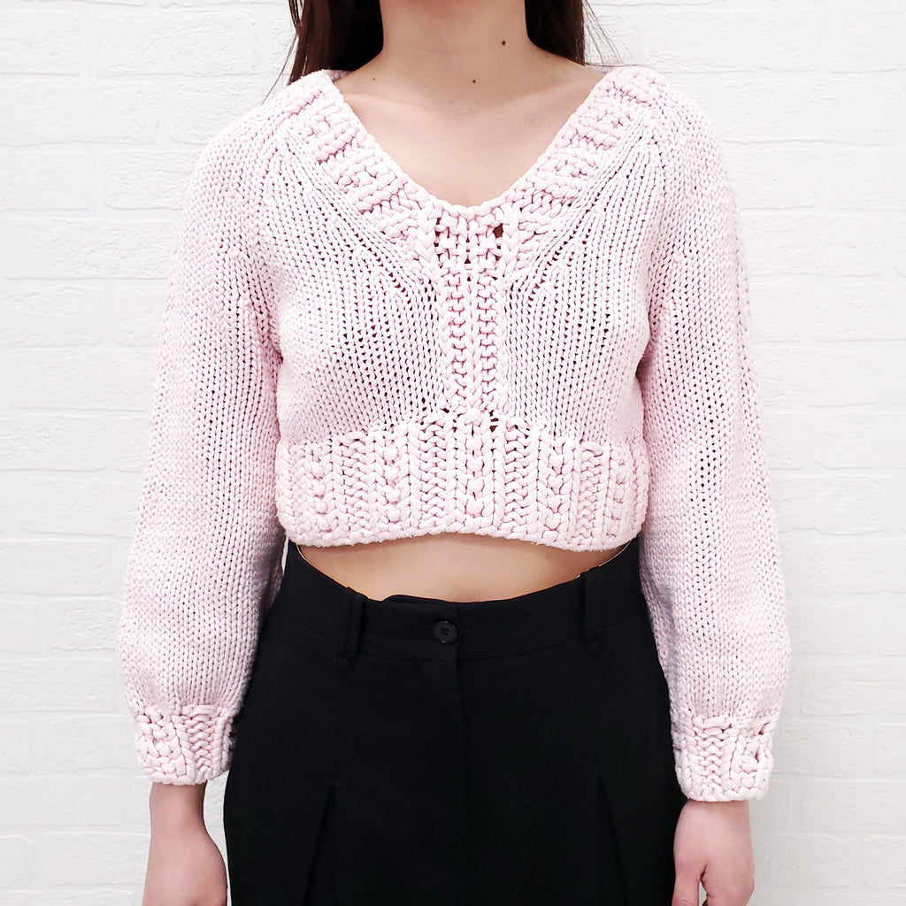 CHANEL 2022 PINK KNIT CROPPED SWEATER WITH LOGO BUTTONS - SIZE 34