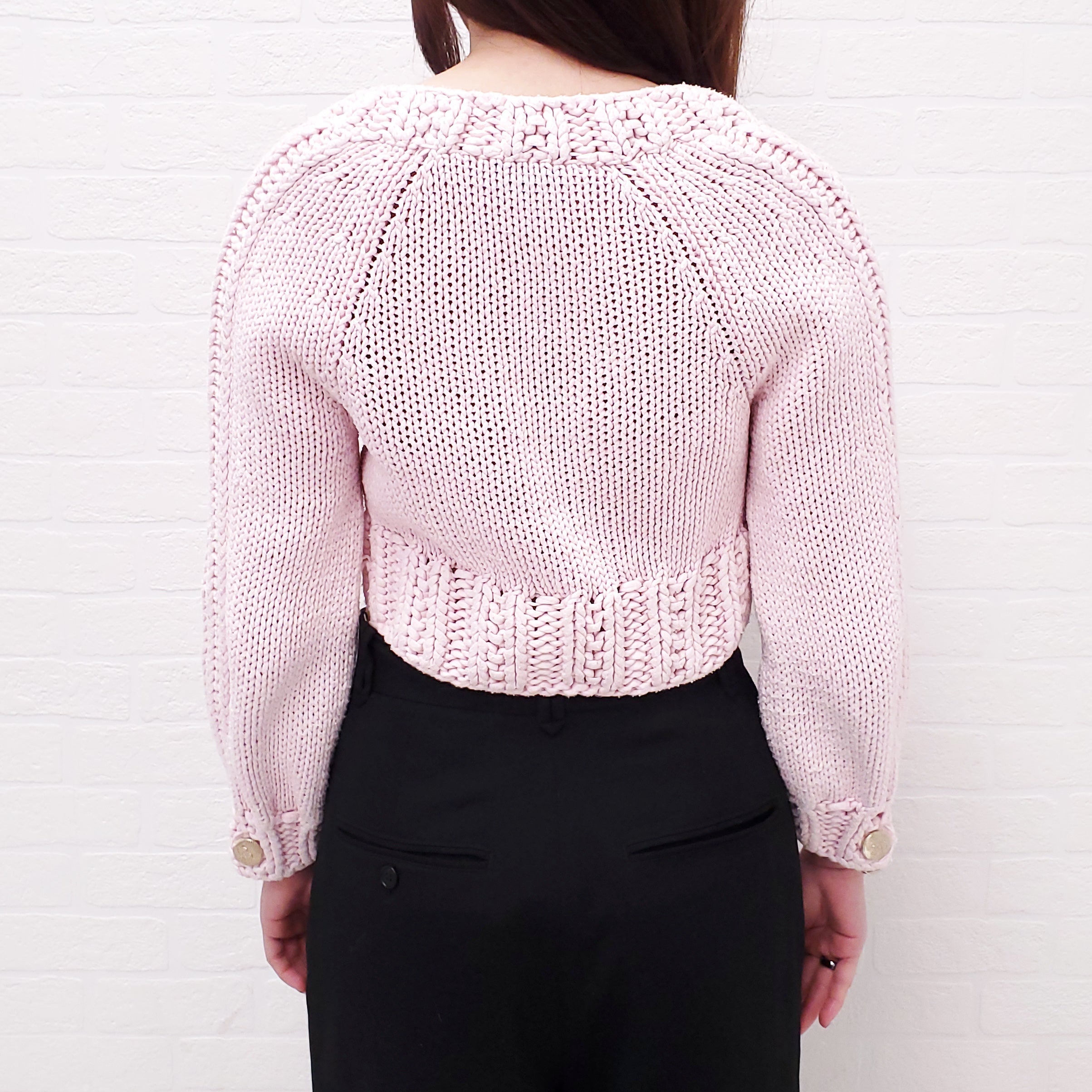 CHANEL 2022 PINK KNIT CROPPED SWEATER WITH LOGO BUTTONS - SIZE 34