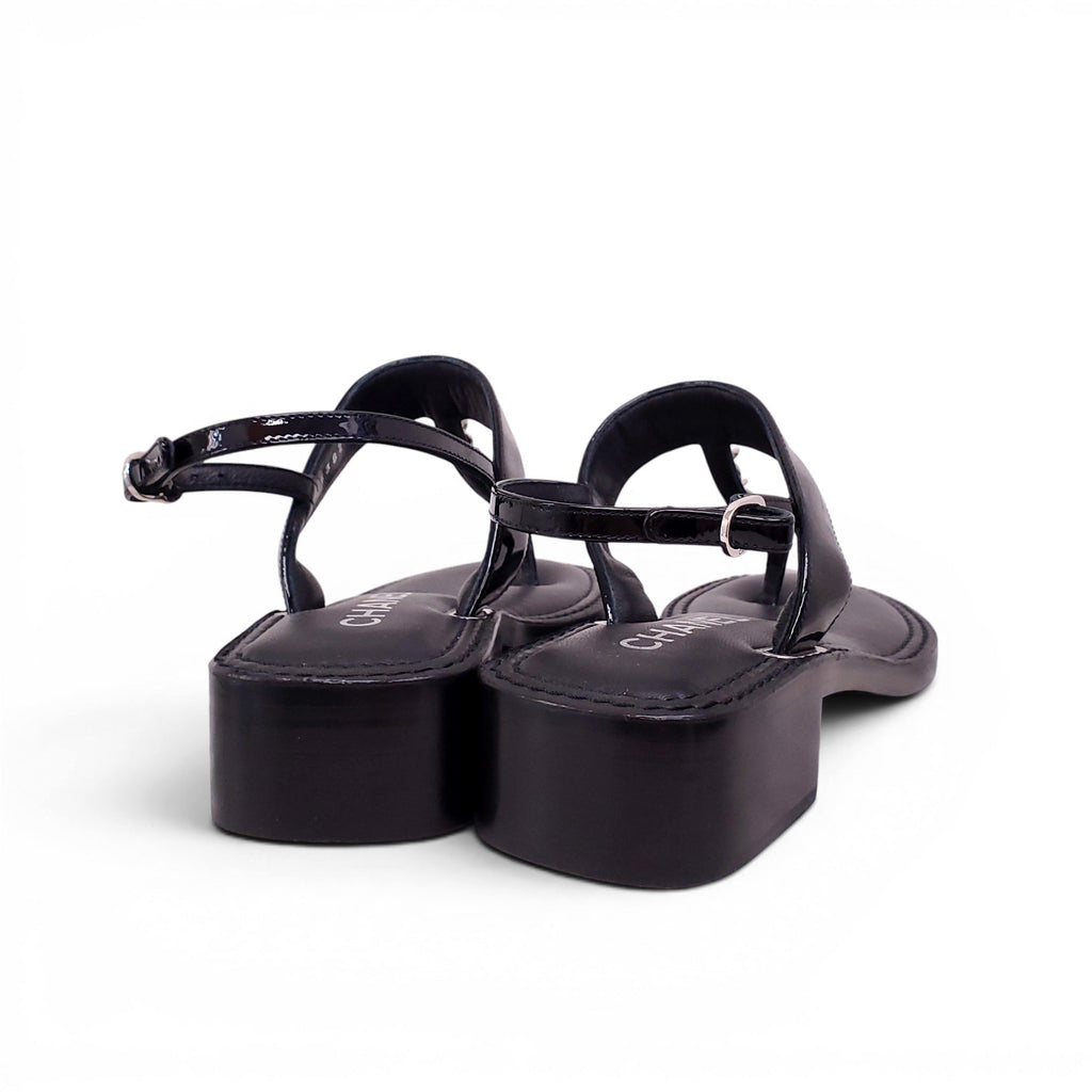 CHANEL 22C BLACK PATENT SILVER CHAIN CC LOGO SANDALS - SIZE 36.5