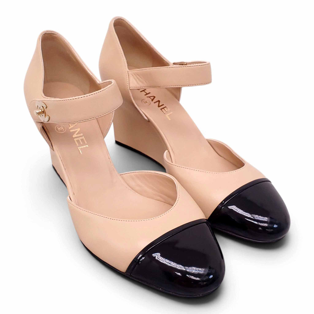 CHANEL BEIGE AND BLACK WEDGES WITH LOGO DETAIL - SIZE 39.5