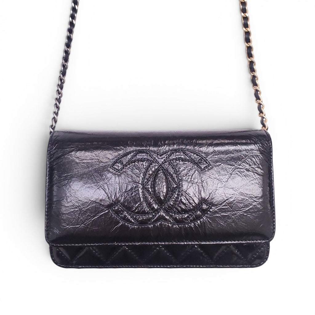 CHANEL BLACK AGED LEATHER WALLET ON MIXED METAL CHAIN
