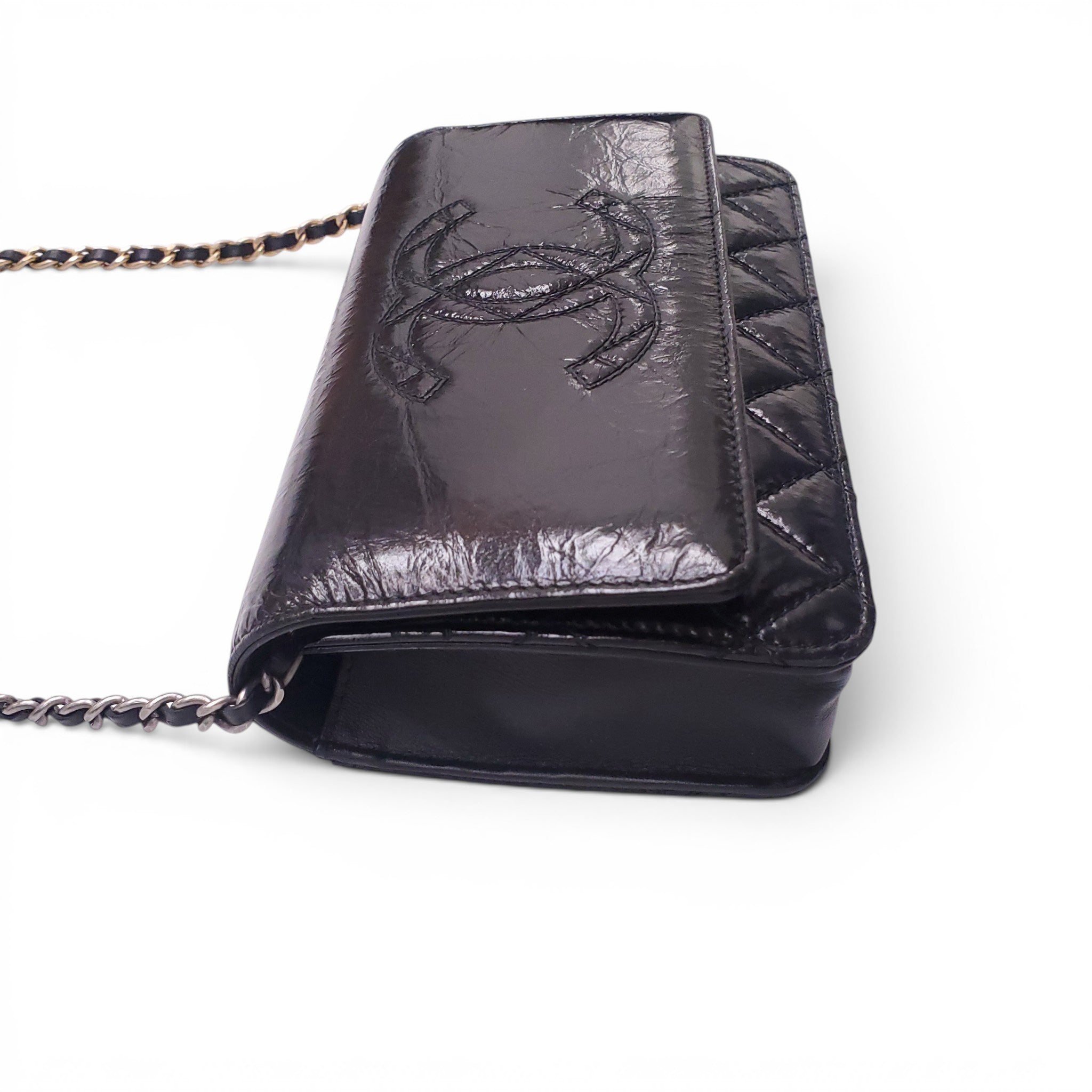CHANEL BLACK AGED LEATHER WALLET ON MIXED METAL CHAIN