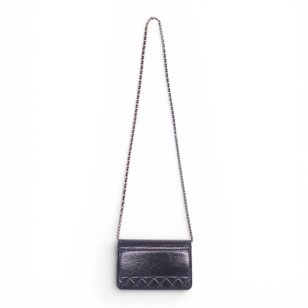 CHANEL BLACK AGED LEATHER WALLET ON MIXED METAL CHAIN