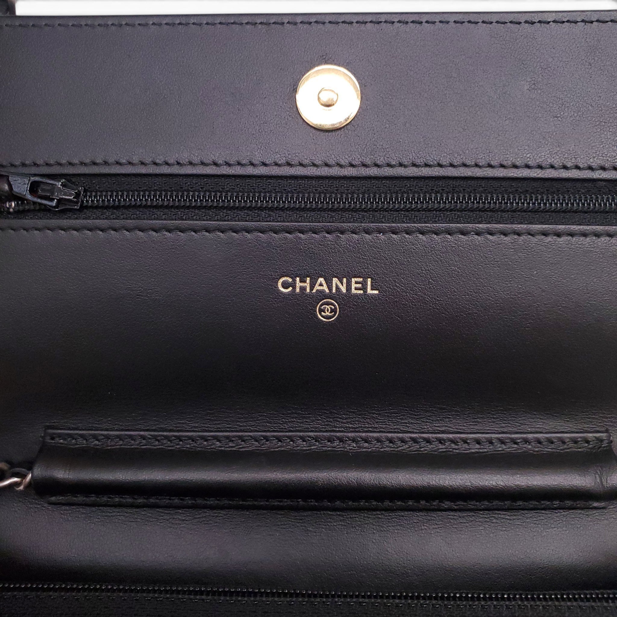 CHANEL BLACK AGED LEATHER WALLET ON MIXED METAL CHAIN