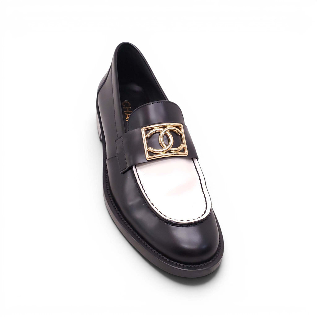 CHANEL BLACK AND WHITE LOAFERS WITH GOLD LOGO - SIZE 39.5C