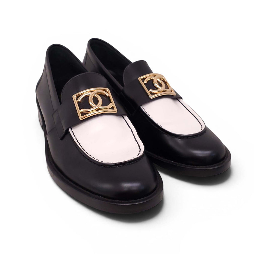 CHANEL BLACK AND WHITE LOAFERS WITH GOLD LOGO - SIZE 39.5C