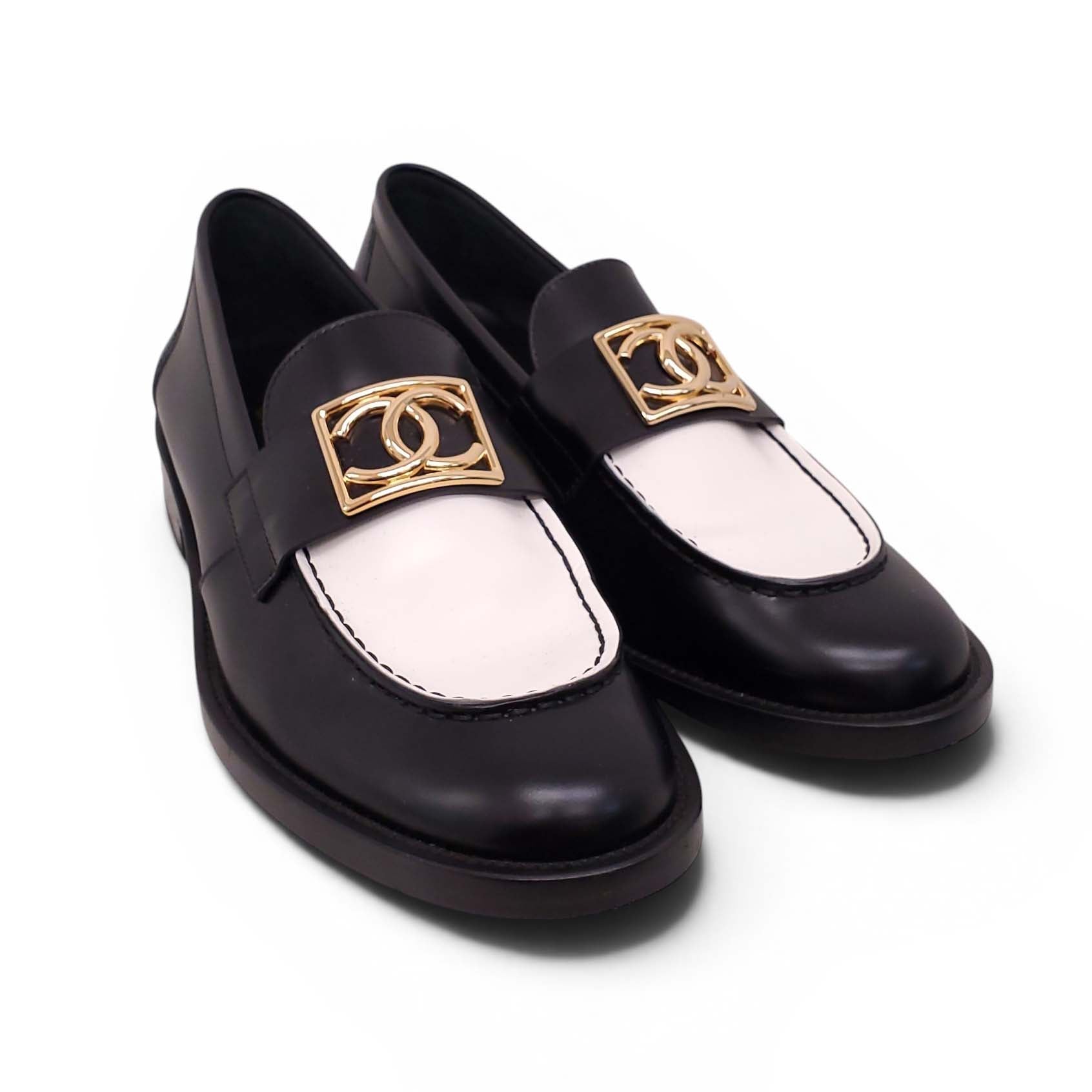 CHANEL BLACK AND WHITE LOAFERS WITH GOLD LOGO - SIZE 39.5C