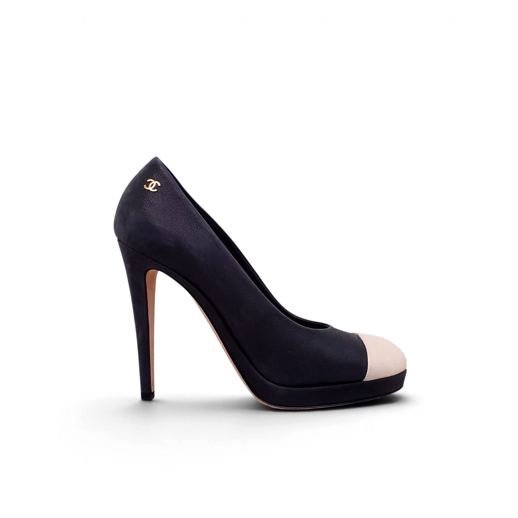 CHANEL BLACK HEELS WITH GOLD CAP TOE AND CC LOGO - SIZE 38.5