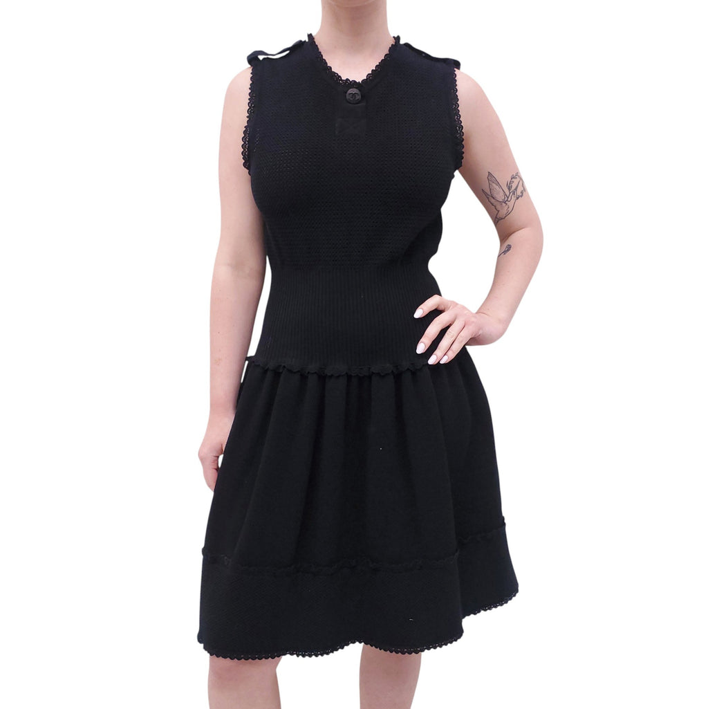 CHANEL BLACK KNIT DRESS WITH LOGO BUTTON DETAIL - SIZE 40