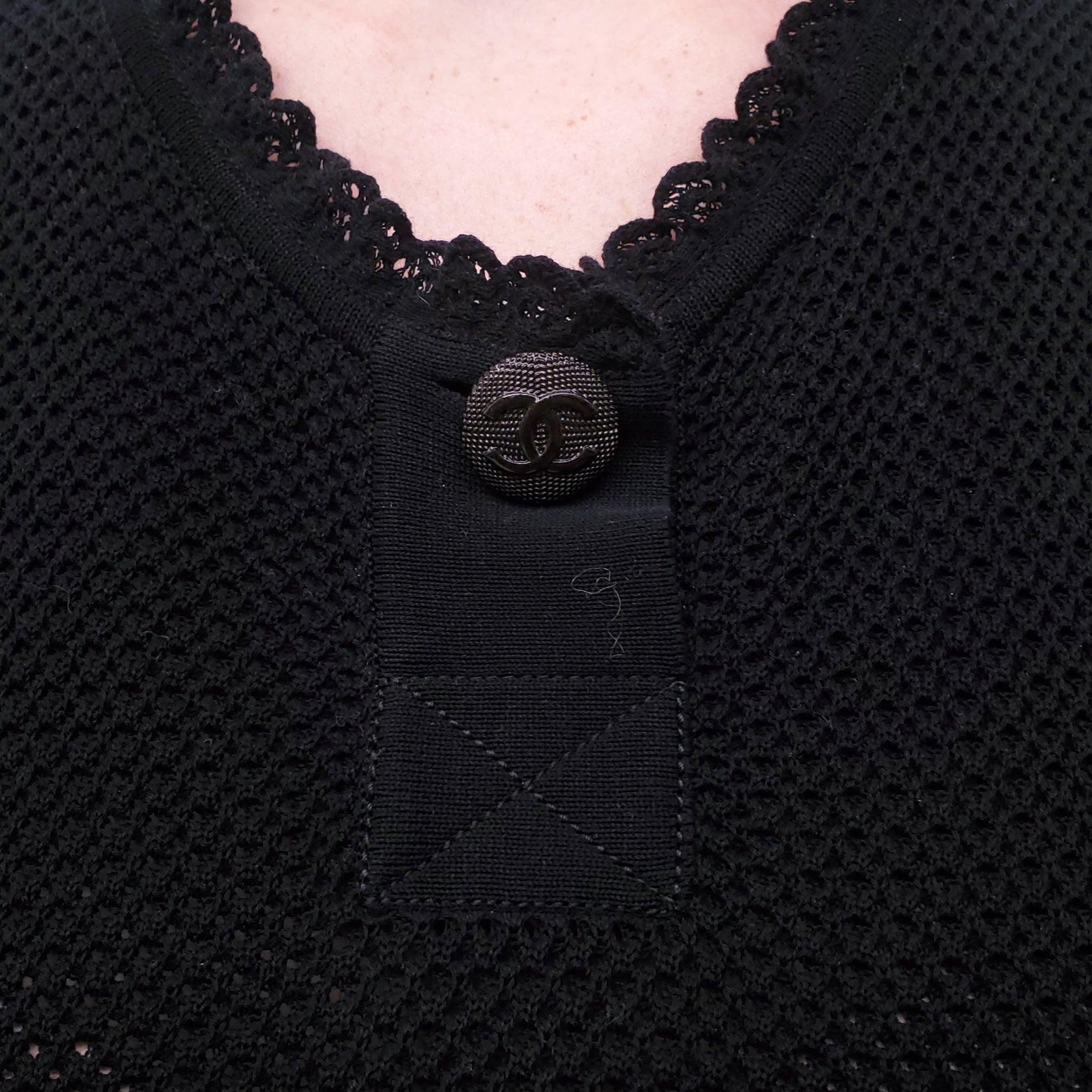 CHANEL BLACK KNIT DRESS WITH LOGO BUTTON DETAIL - SIZE 40