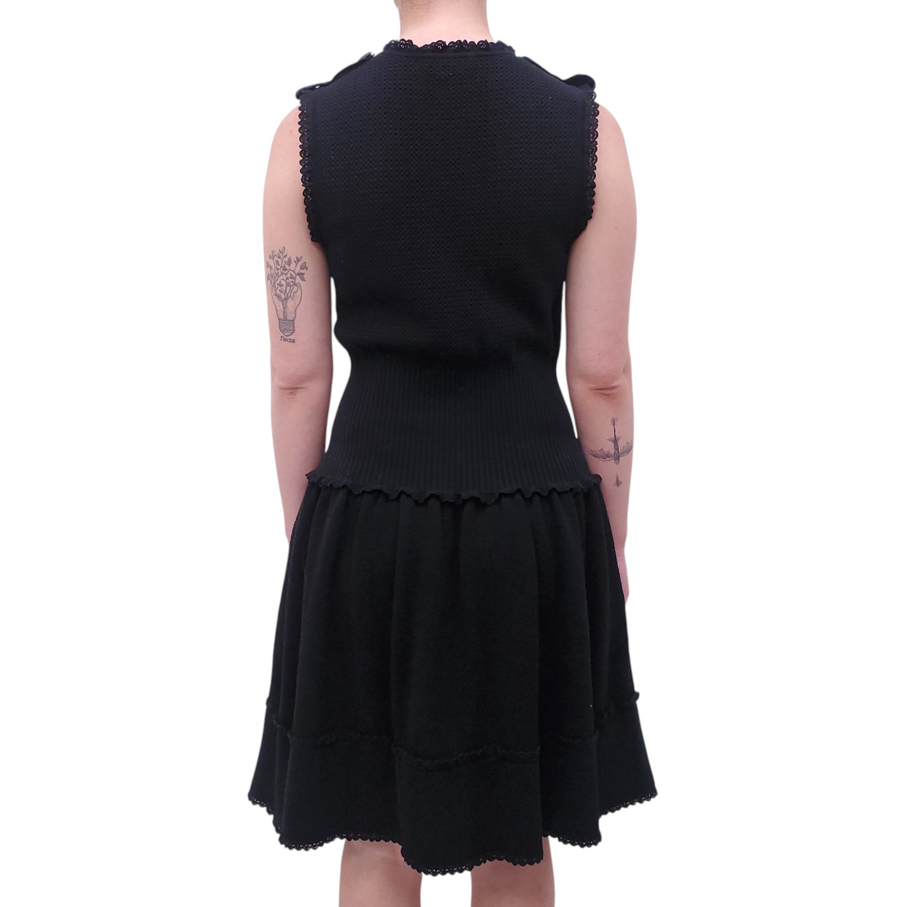 CHANEL BLACK KNIT DRESS WITH LOGO BUTTON DETAIL - SIZE 40