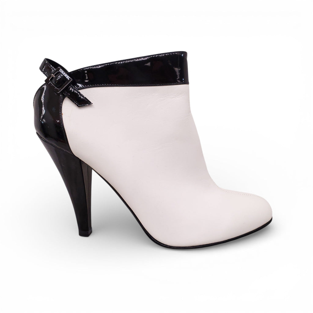 CHANEL BLACK PATENT AND WHITE LEATHER BOOTIES - SIZE 37.5