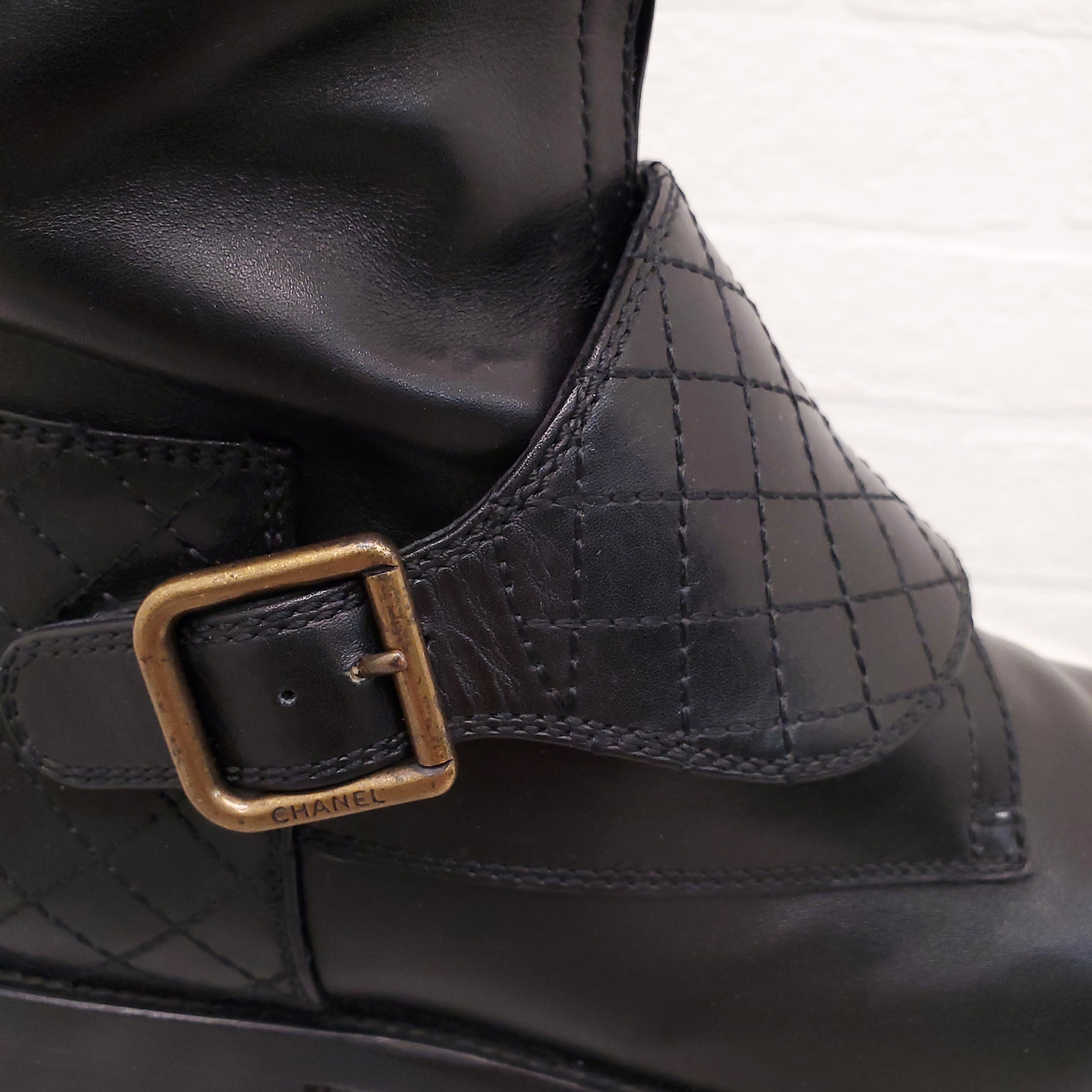 CHANEL BLACK QUILTED RIDING BOOTS WITH BUCKLES - SIZE 39.5