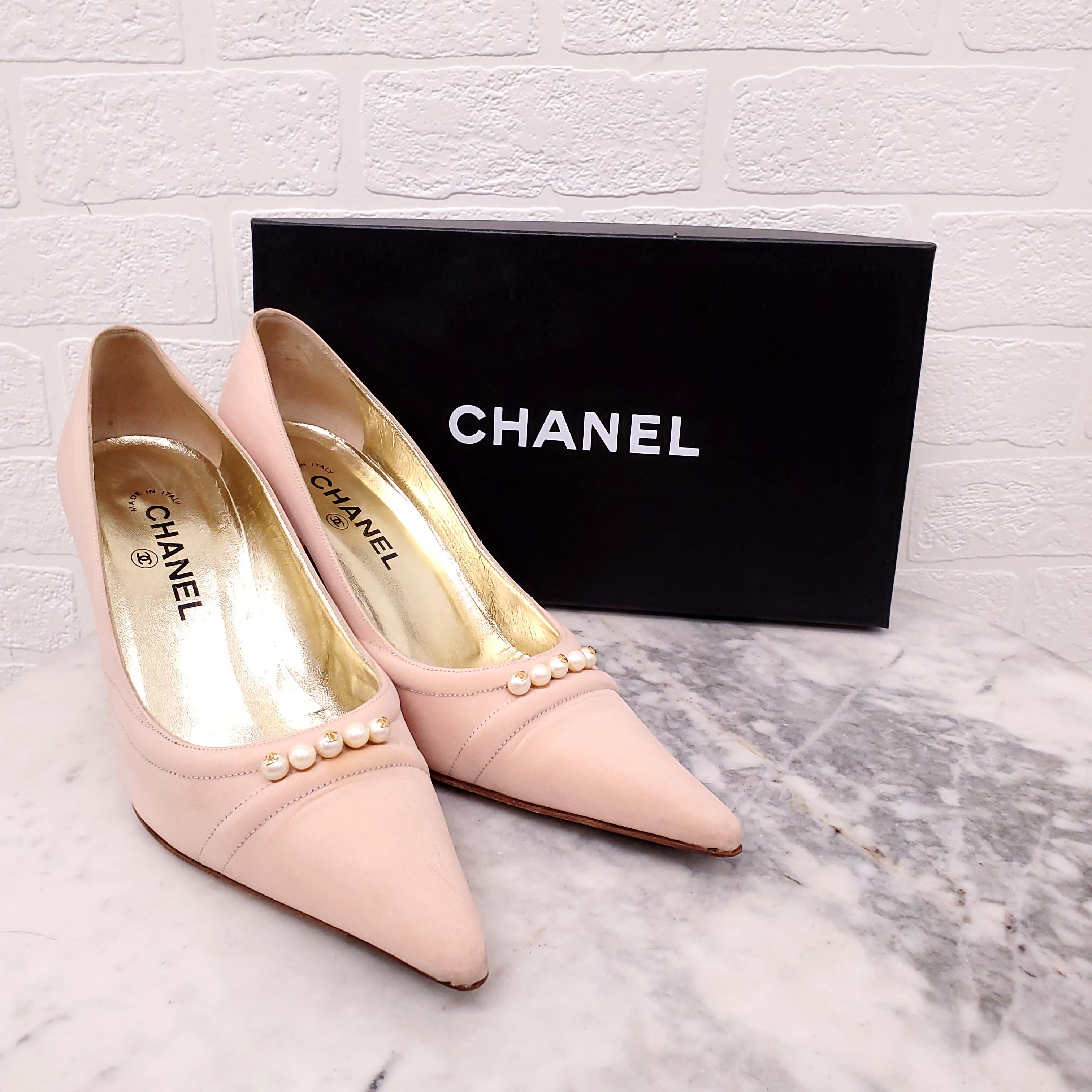 CHANEL BLUSH PINK SUEDE HEELS WITH PEARL LOGO - SIZE 38.5