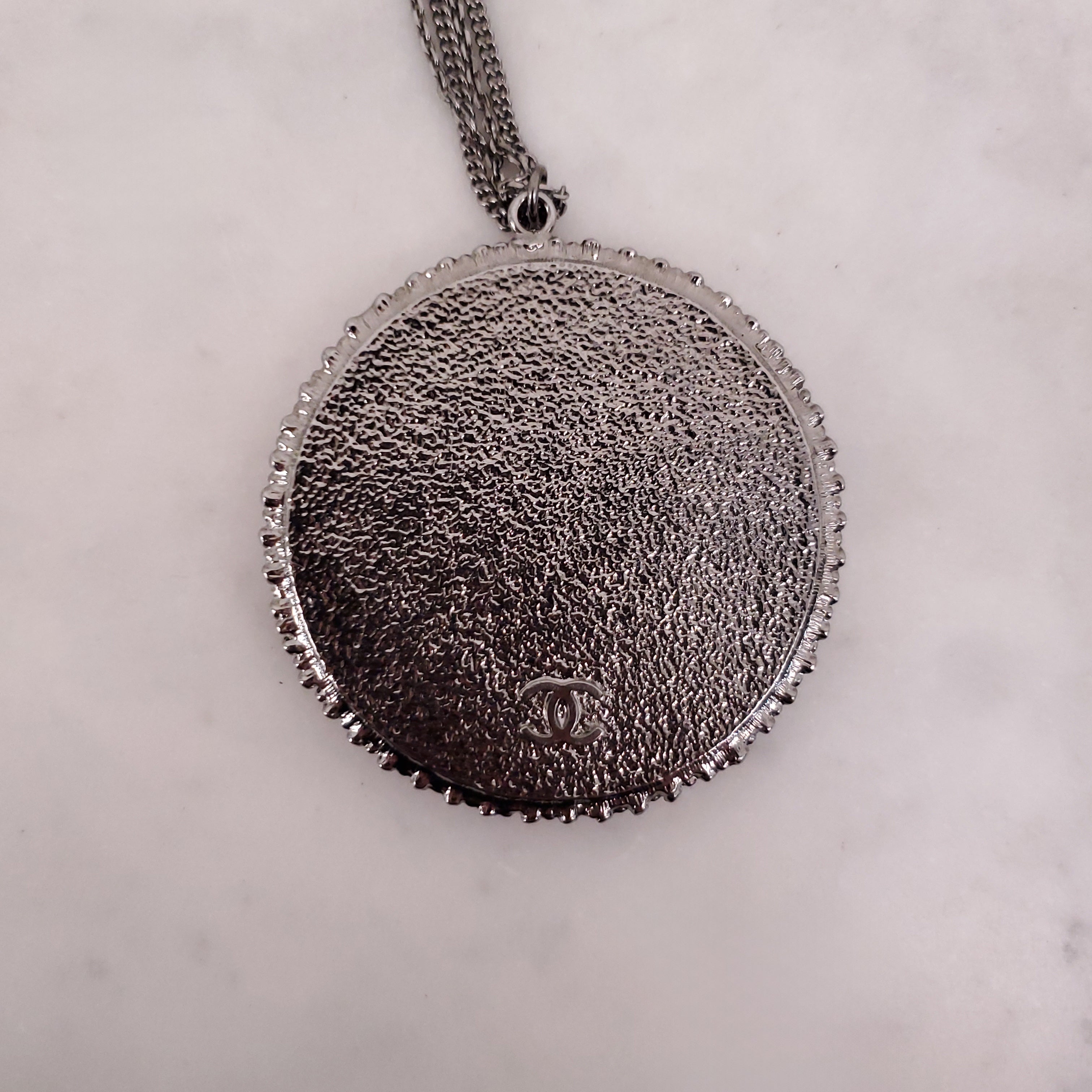 CHANEL BROWN RESIN CIRCLE PENDANT NECKLACE WITH LOGO