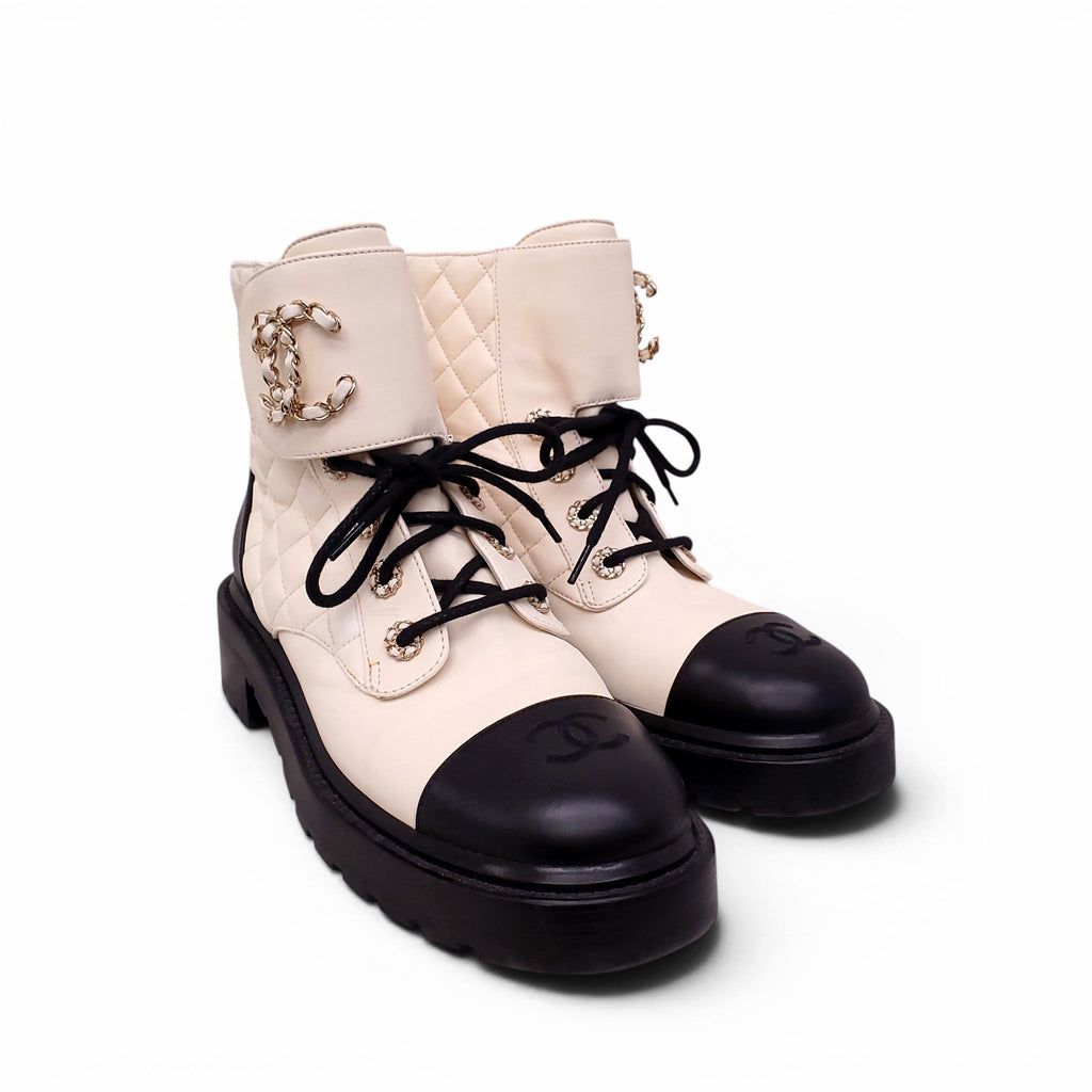 CHANEL CREAM AND BLACK QUILTED MOTORCYCLE BOOTS WITH CC LOGO - SIZE 38.5