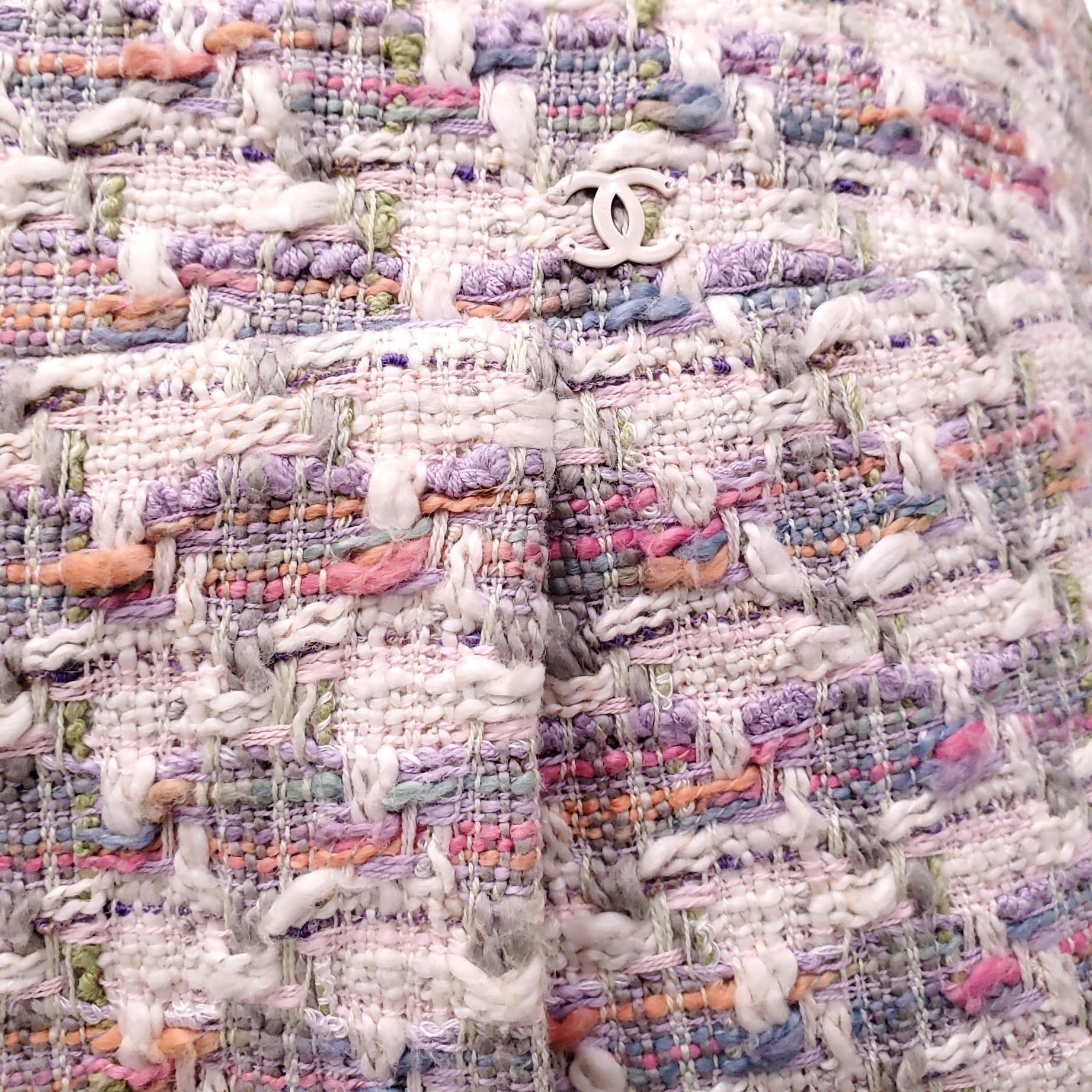 CHANEL CREAM AND MULTI-COLOURED PASTEL TWEED SKIRT WITH LOGO - SIZE 36