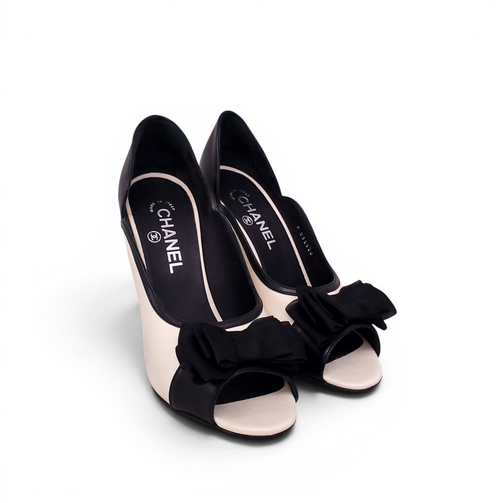 CHANEL CREAM HEELS WITH BLACK BOW DETAIL - SIZE 38.5