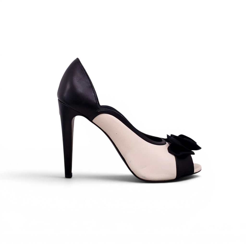 CHANEL CREAM HEELS WITH BLACK BOW DETAIL - SIZE 38.5
