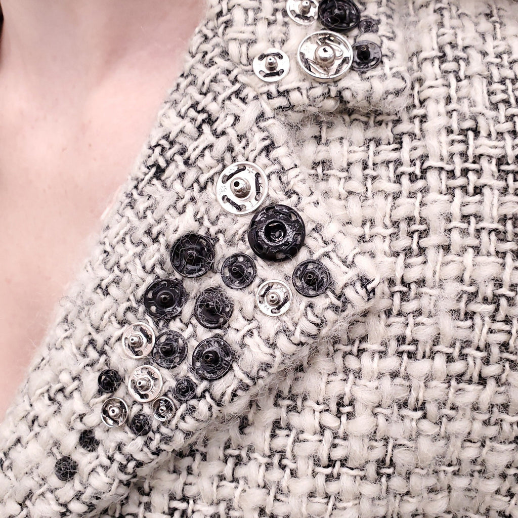 CHANEL F/W 2003 CREAM AND BLACK TWEED SUIT WITH SNAP BUTTON DETAIL - SIZE 38