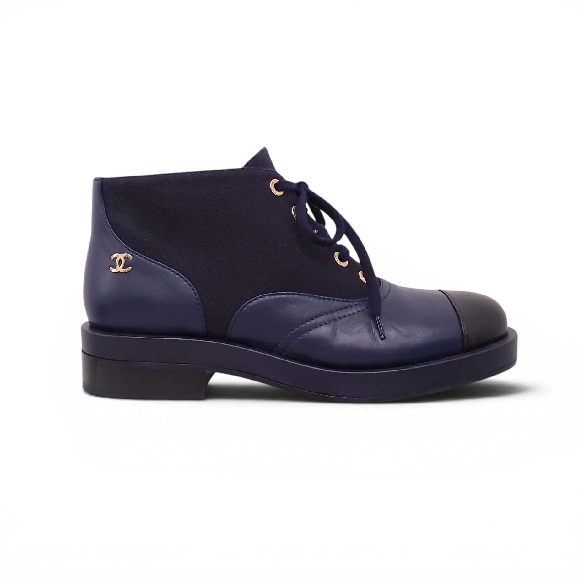 CHANEL NAVY BOOTIES WITH BLACK CAP TOE AND CC LOGO - SIZE 39.5