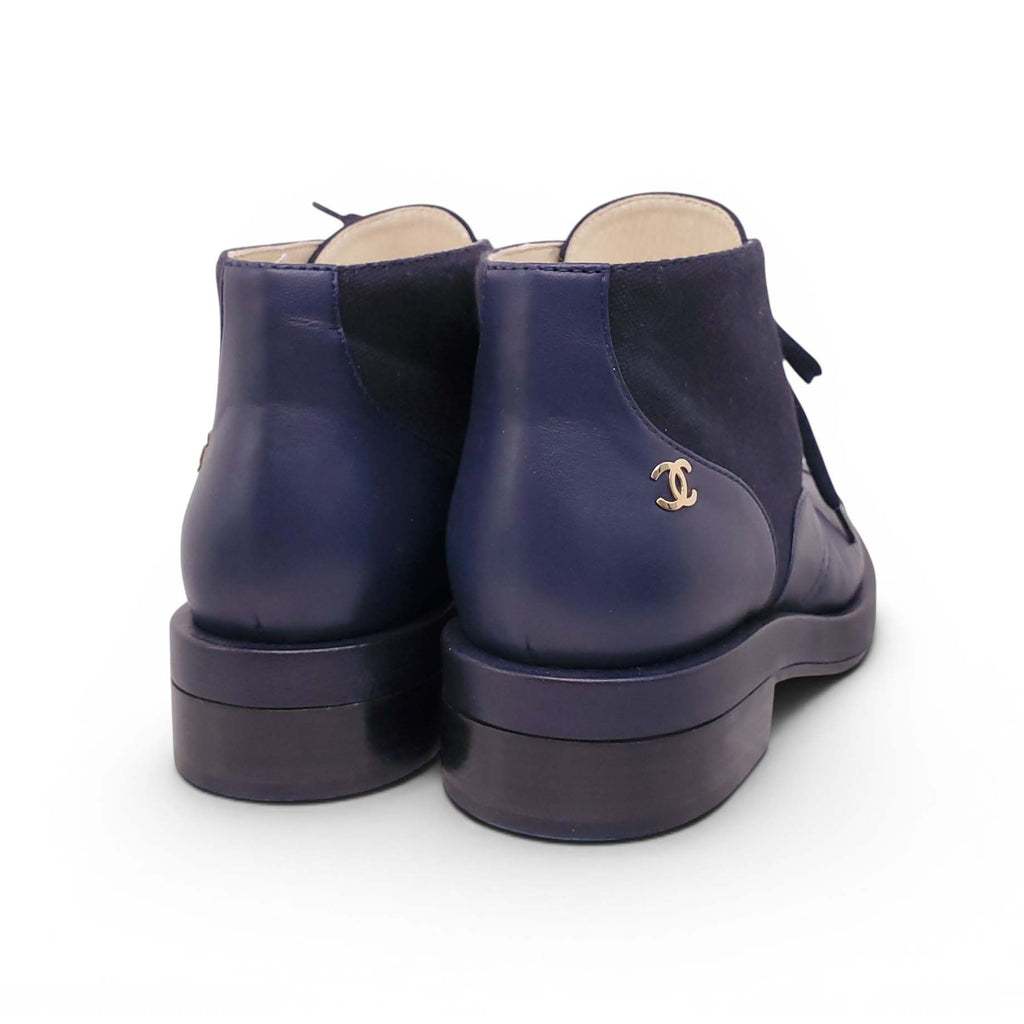 CHANEL NAVY BOOTIES WITH BLACK CAP TOE AND CC LOGO - SIZE 39.5