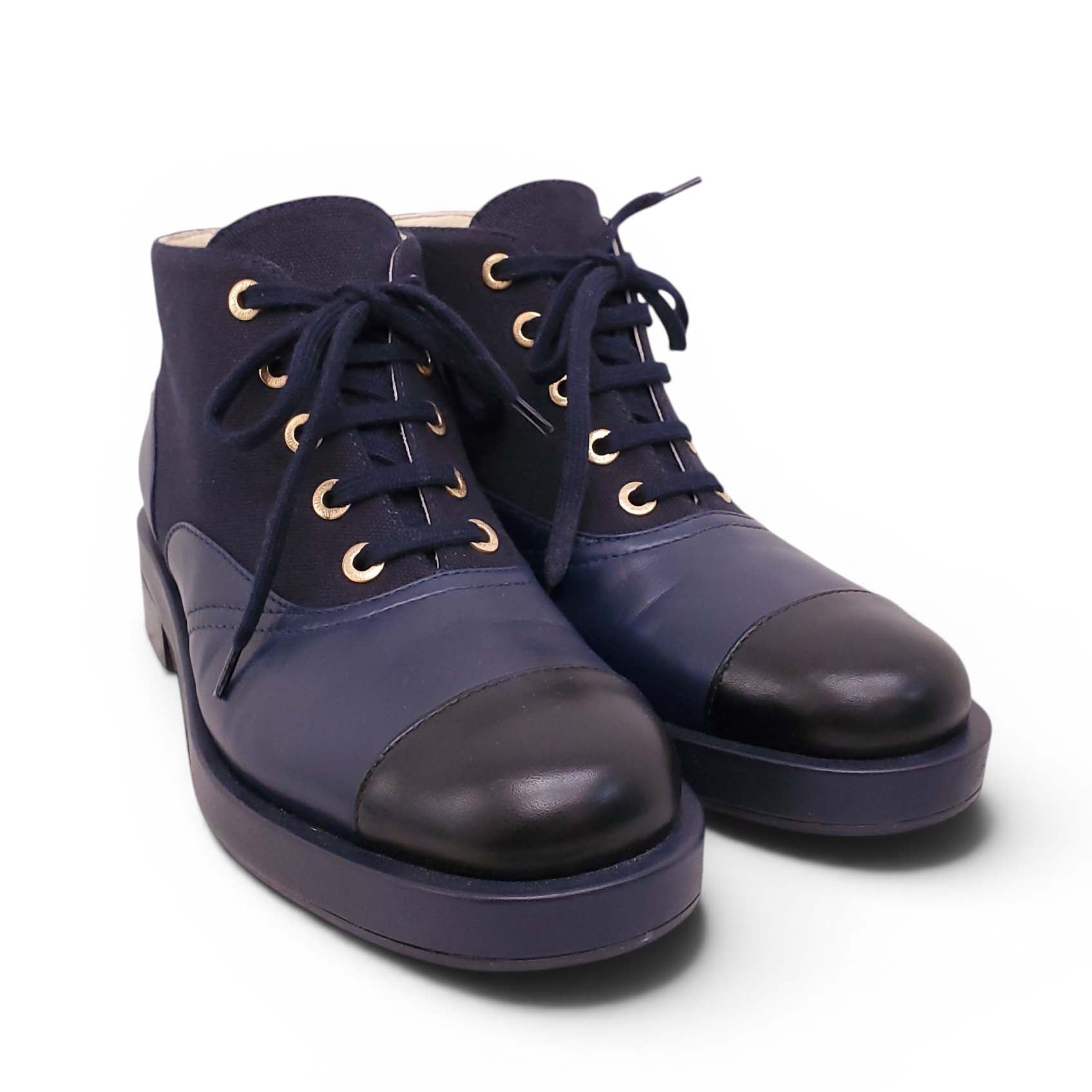 CHANEL NAVY BOOTIES WITH BLACK CAP TOE AND CC LOGO - SIZE 39.5