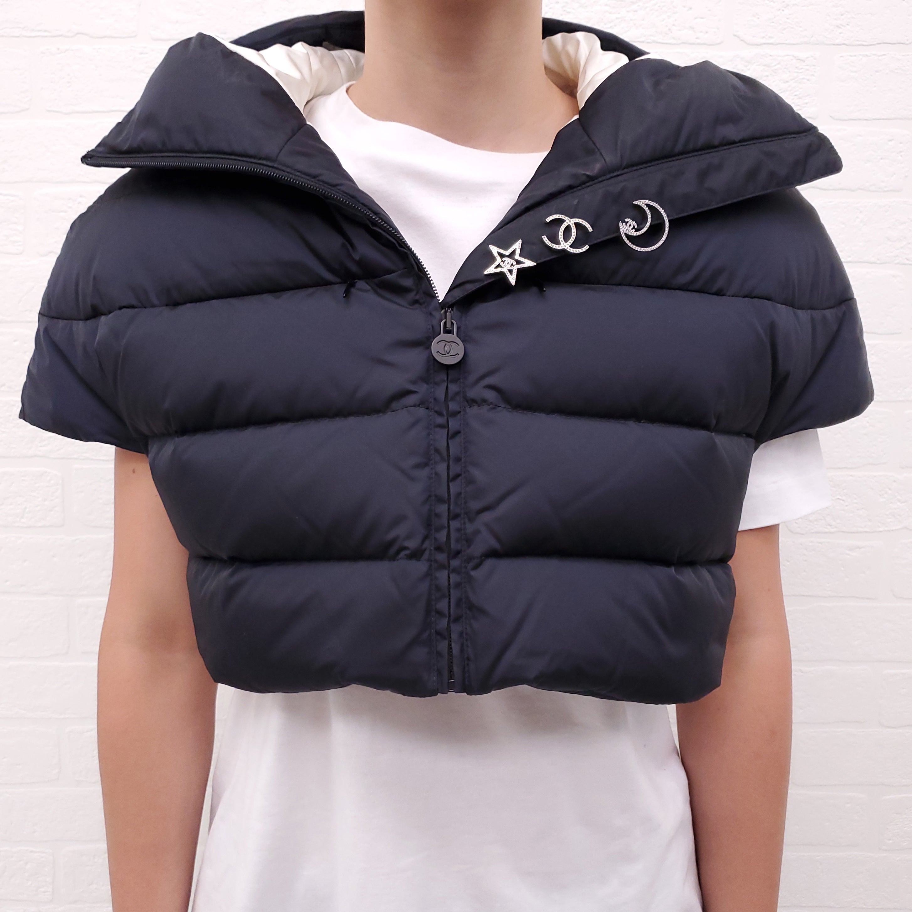 CHANEL NAVY CROPPED SHORT SLEEVE PUFFER JACKET WITH CRYSTAL LOGO PINS - SIZE 34