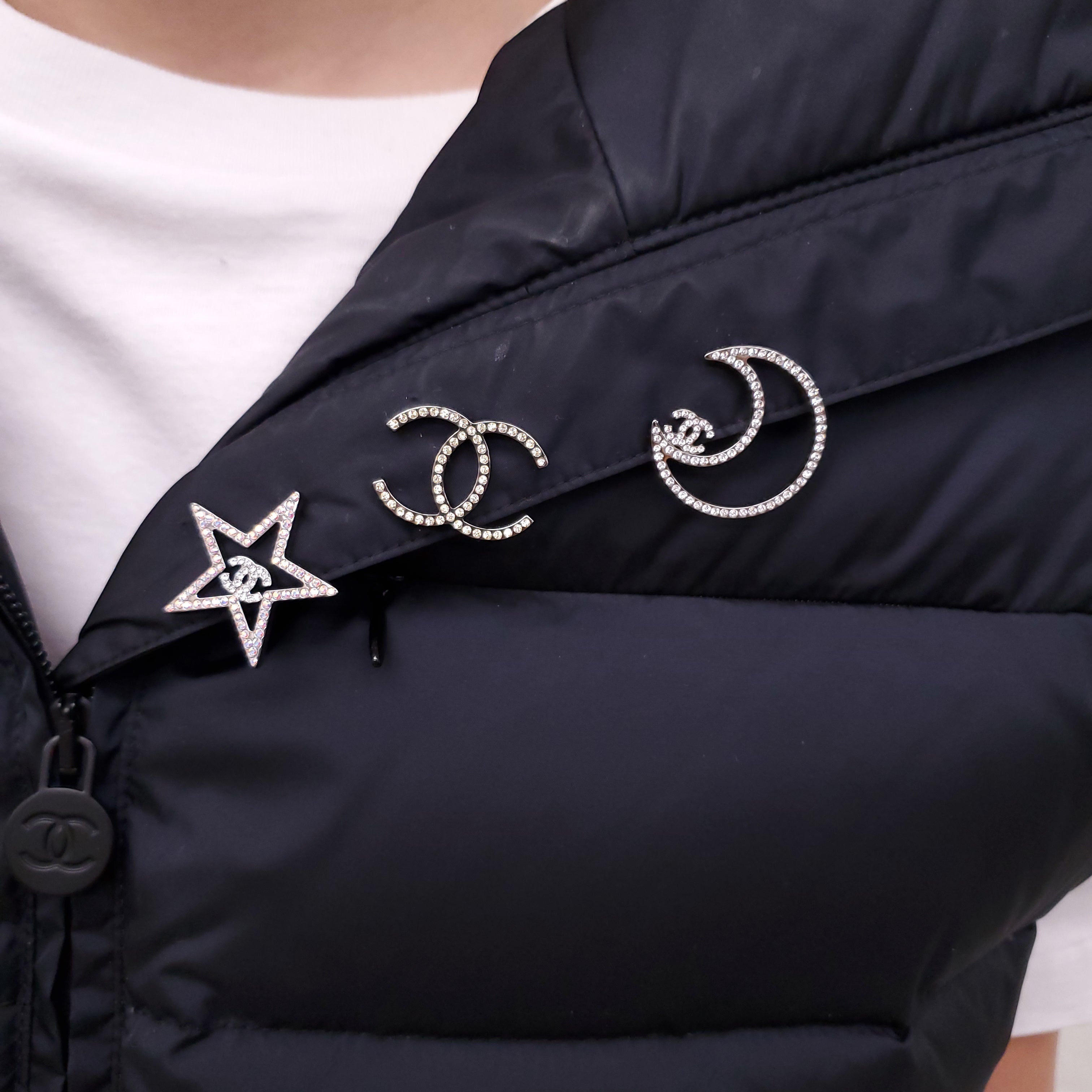 CHANEL NAVY CROPPED SHORT SLEEVE PUFFER JACKET WITH CRYSTAL LOGO PINS - SIZE 34