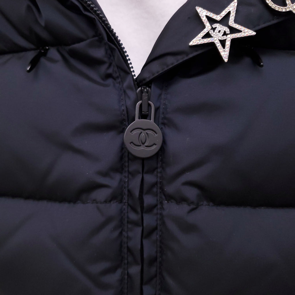 CHANEL NAVY CROPPED SHORT SLEEVE PUFFER JACKET WITH CRYSTAL LOGO PINS - SIZE 34