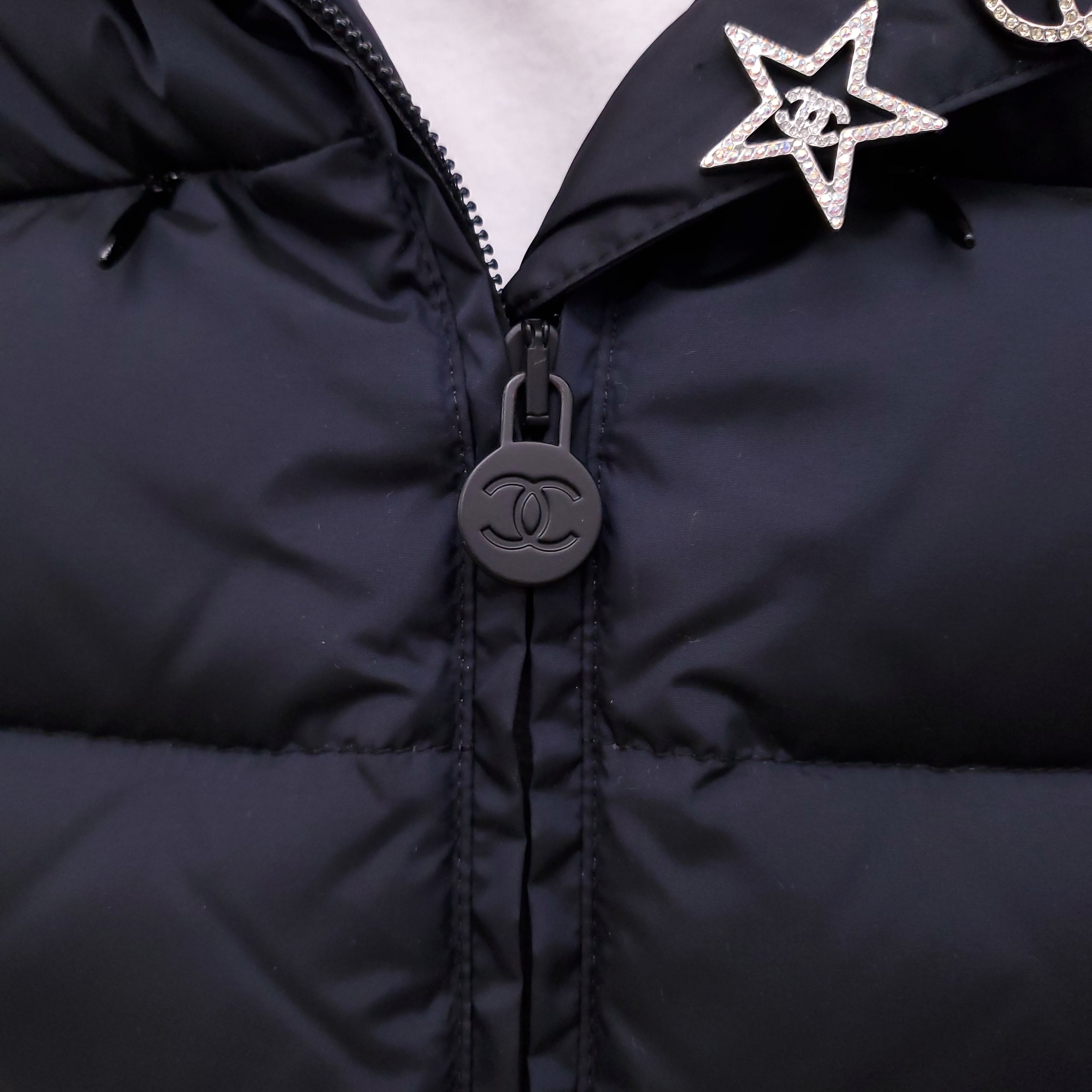 CHANEL NAVY CROPPED SHORT SLEEVE PUFFER JACKET WITH CRYSTAL LOGO PINS - SIZE 34