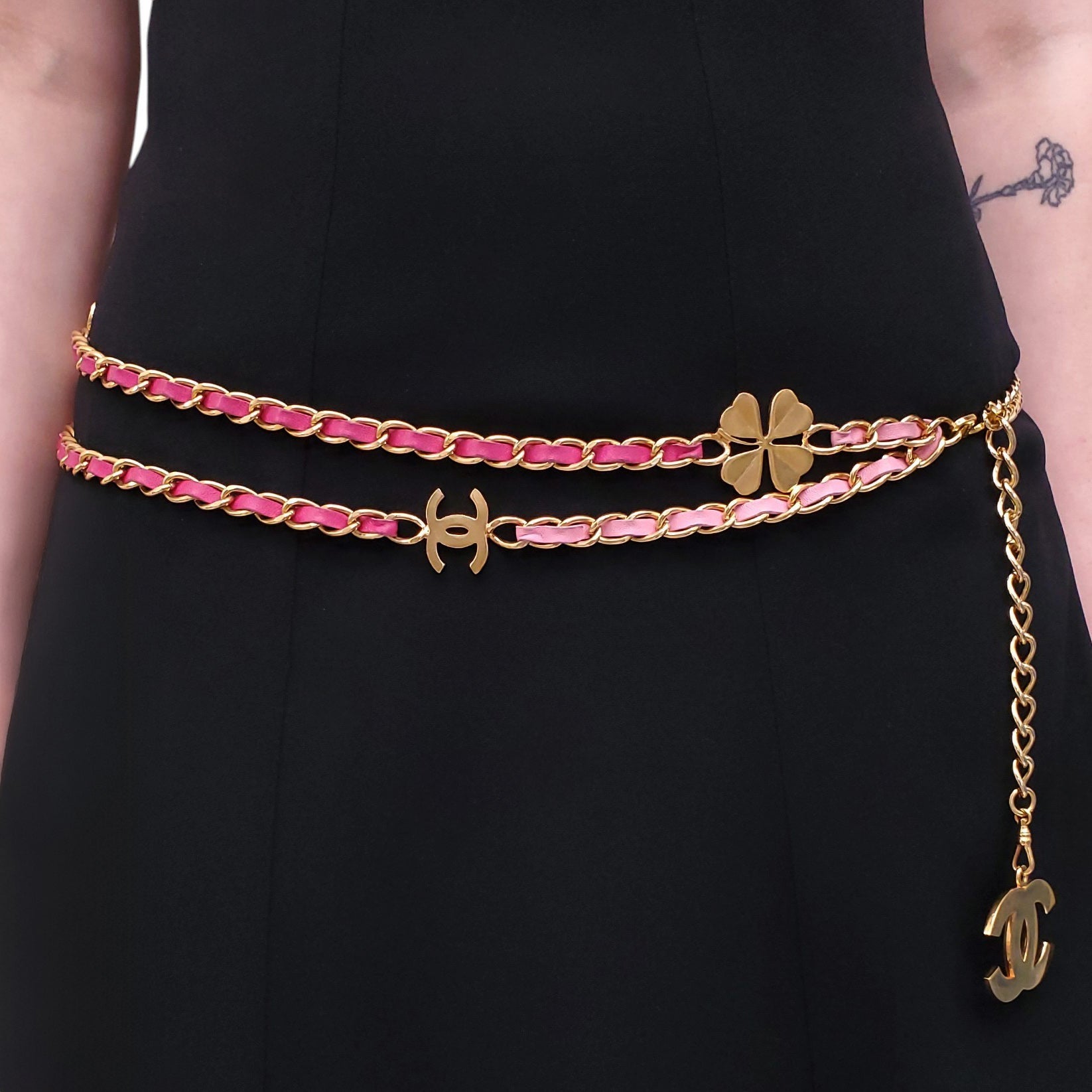 CHANEL PINK LEATHER CHAIN BELT WITH FOUR LEAF CLOVER AND LOGO