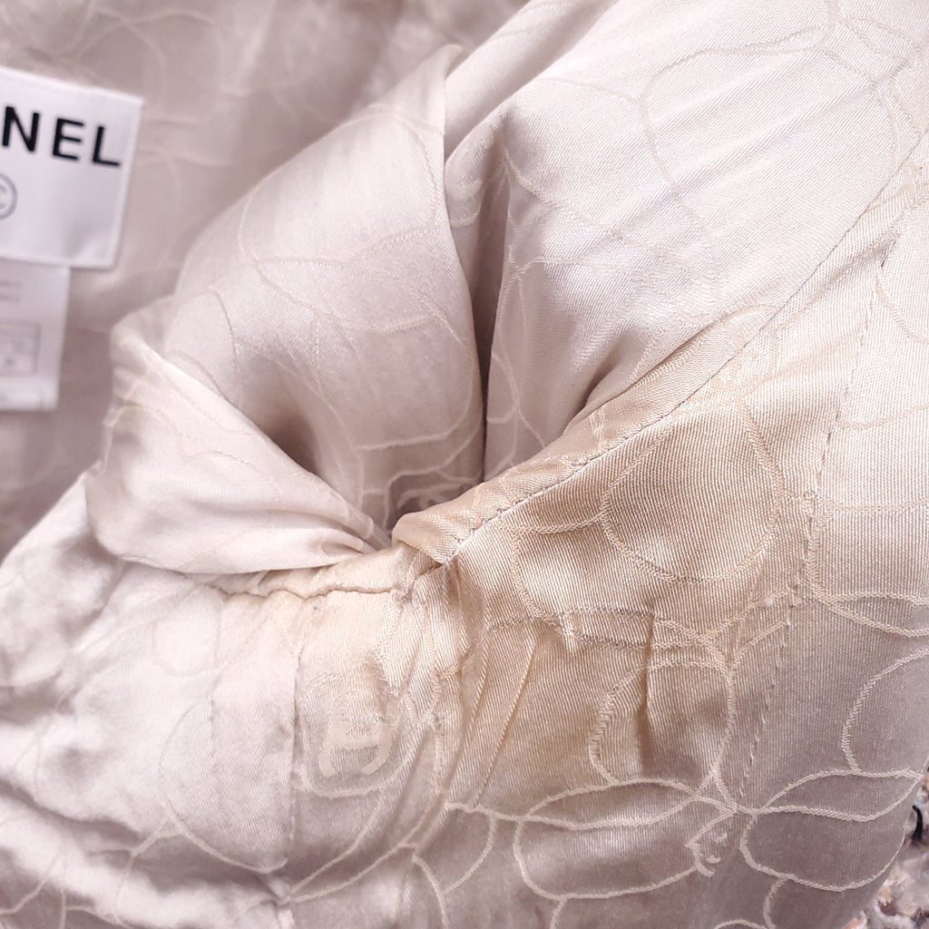 CHANEL S/S 2004 BABY BLUE AND PINK TWEED SUIT WITH FRINGE DETAIL AND PEARL BUTTONS - SIZE 38/40