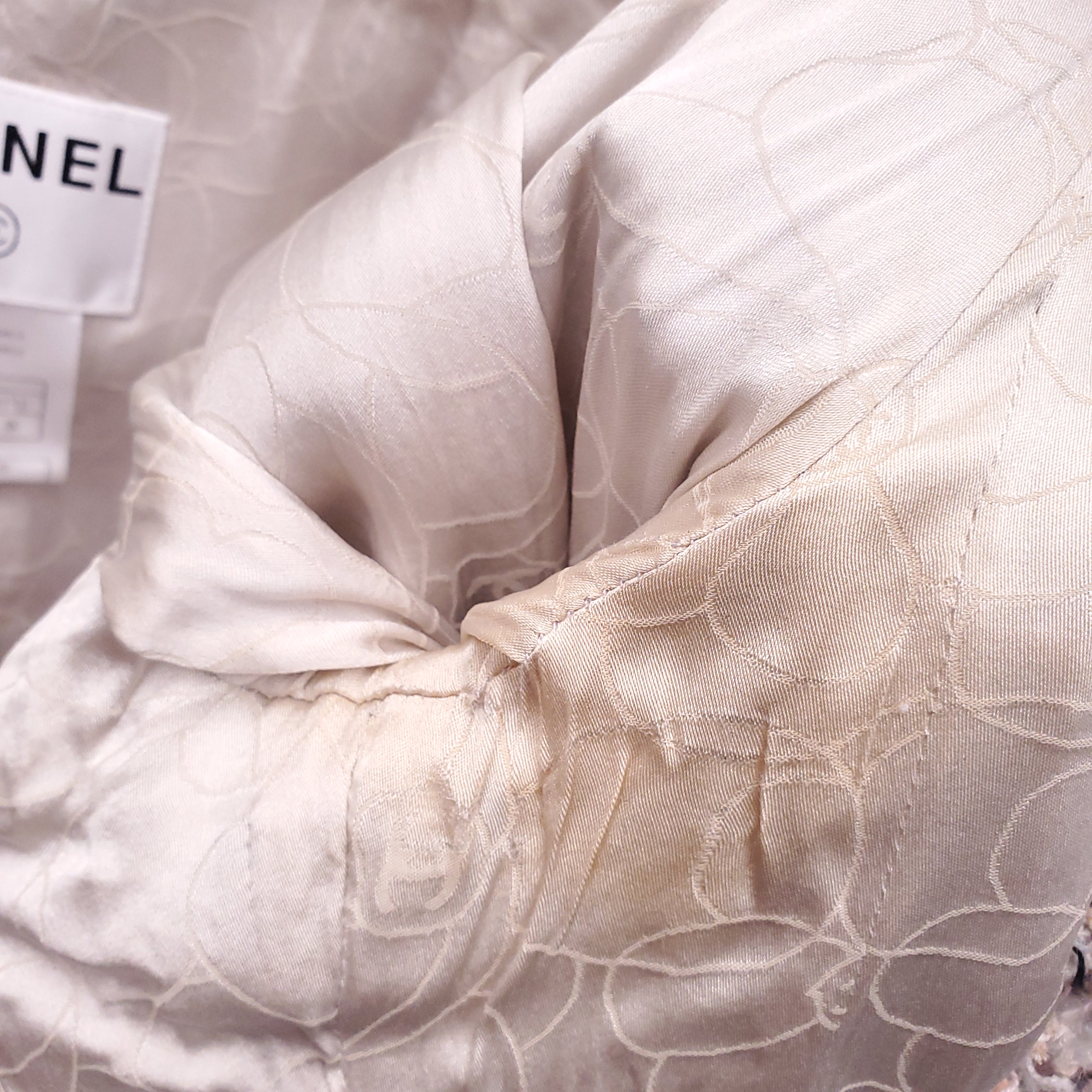 CHANEL S/S 2004 BABY BLUE AND PINK TWEED SUIT WITH FRINGE DETAIL AND PEARL BUTTONS - SIZE 38/40