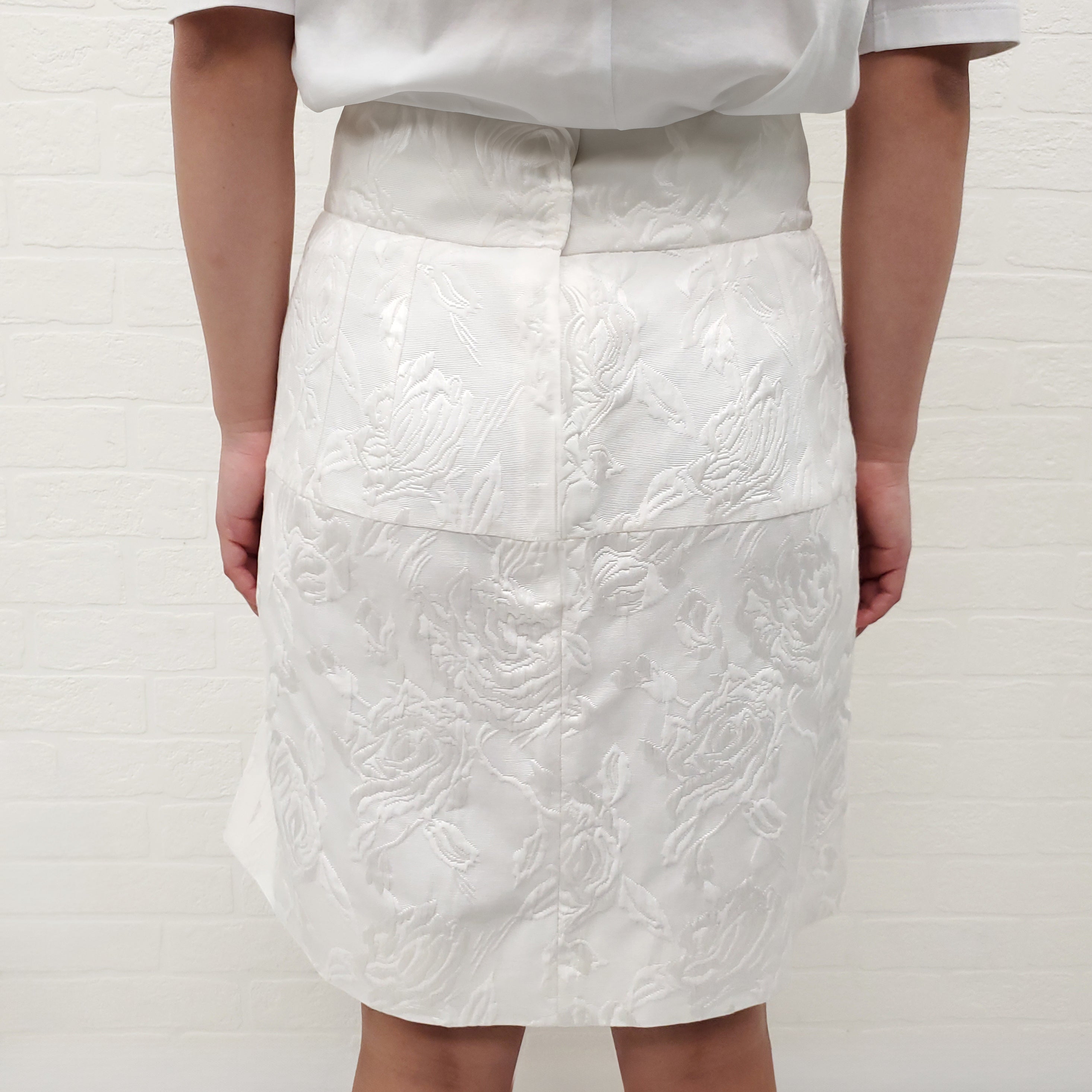DOLCE & GABBANA WHITE SHADOW STITCH SKIRT WITH FLORAL BUTTONS -  SIZE 40