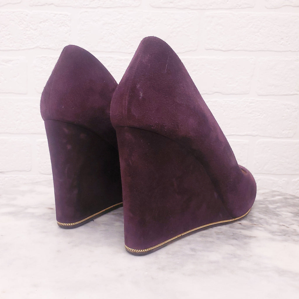 FERRAGAMO PURPLE SUEDE WEDGES WITH GOLD CHAIN DETAIL - SIZE 10.5