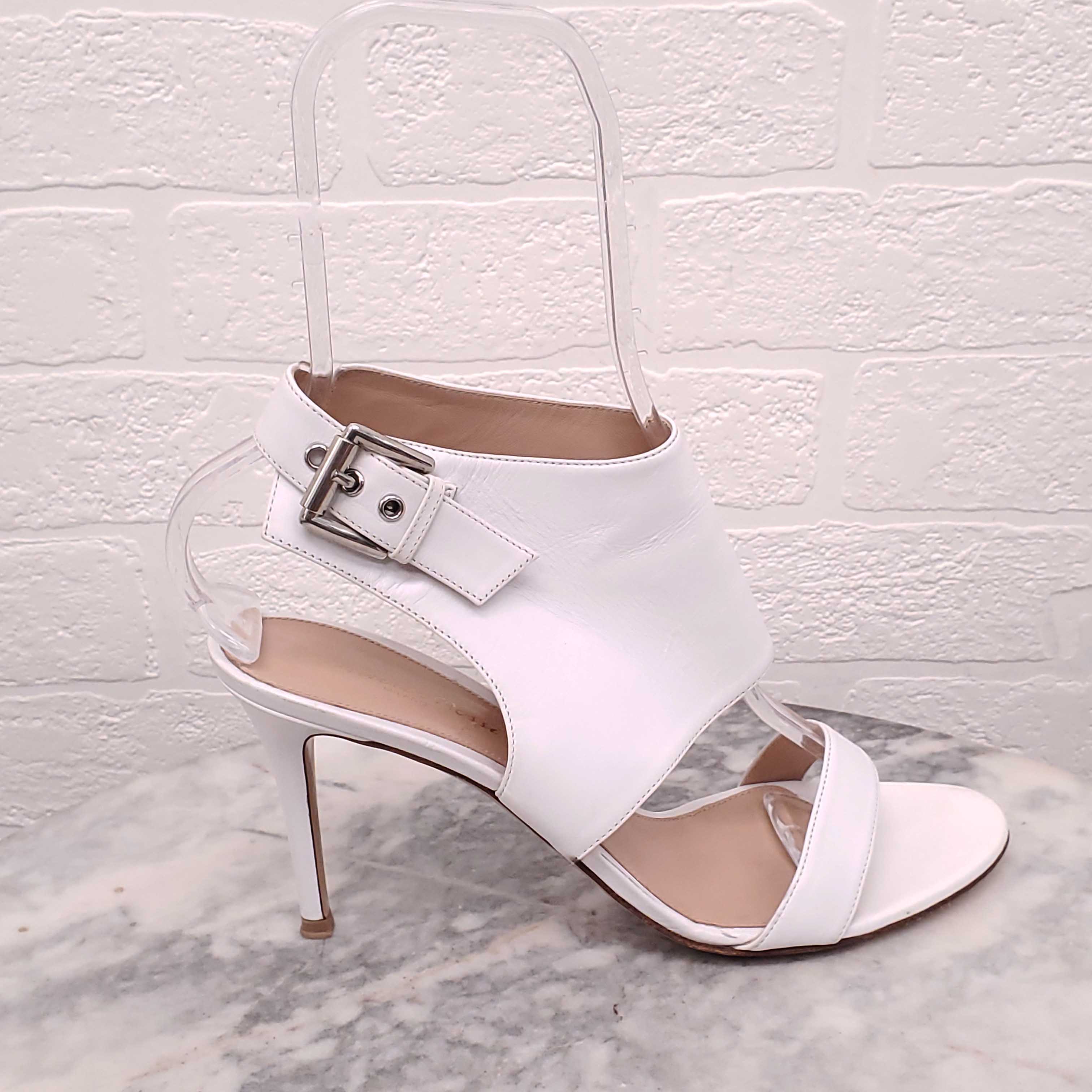 GIANVITO ROSSI WHITE LEATHER BUCKLE PEEP TOE HEELS - SIZE 40