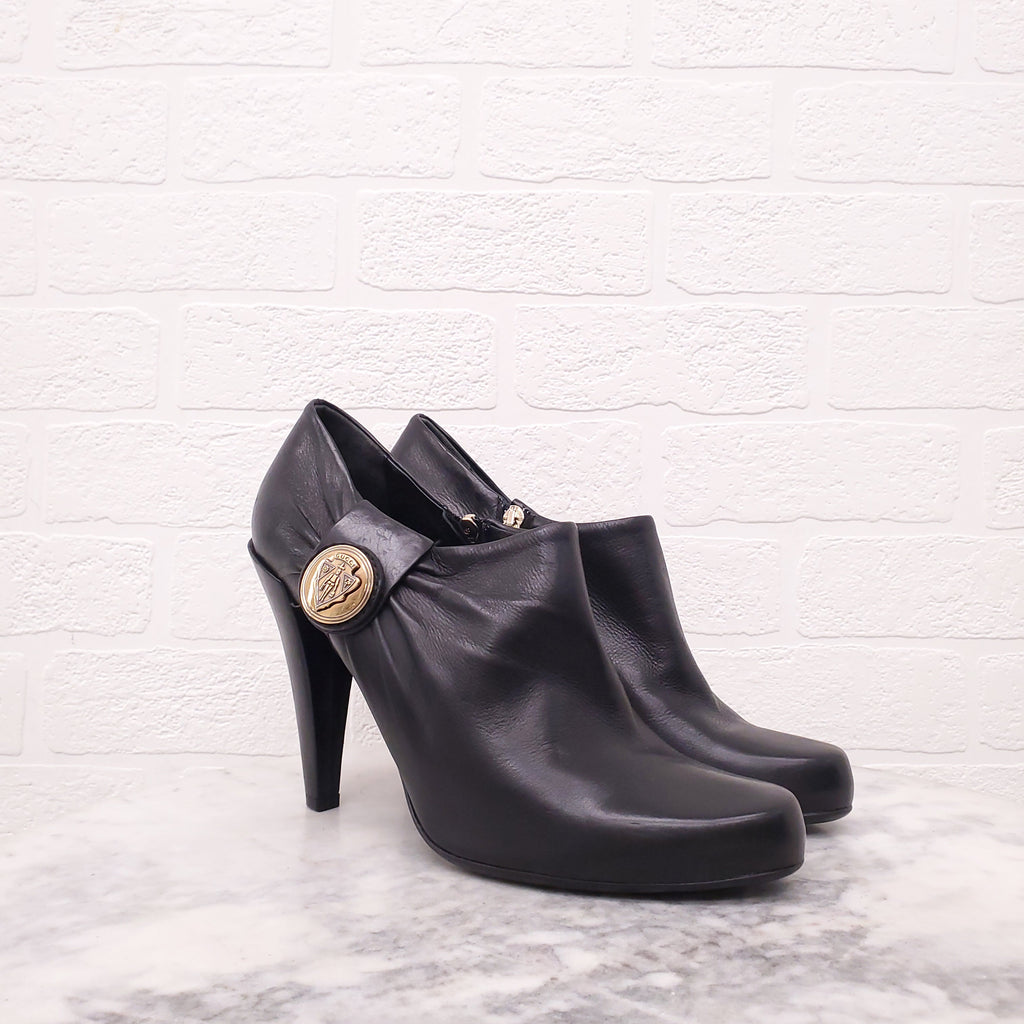 GUCCI BLACK LEATHER BOOTIES WITH GOLD EMBLEM - SIZE 40C