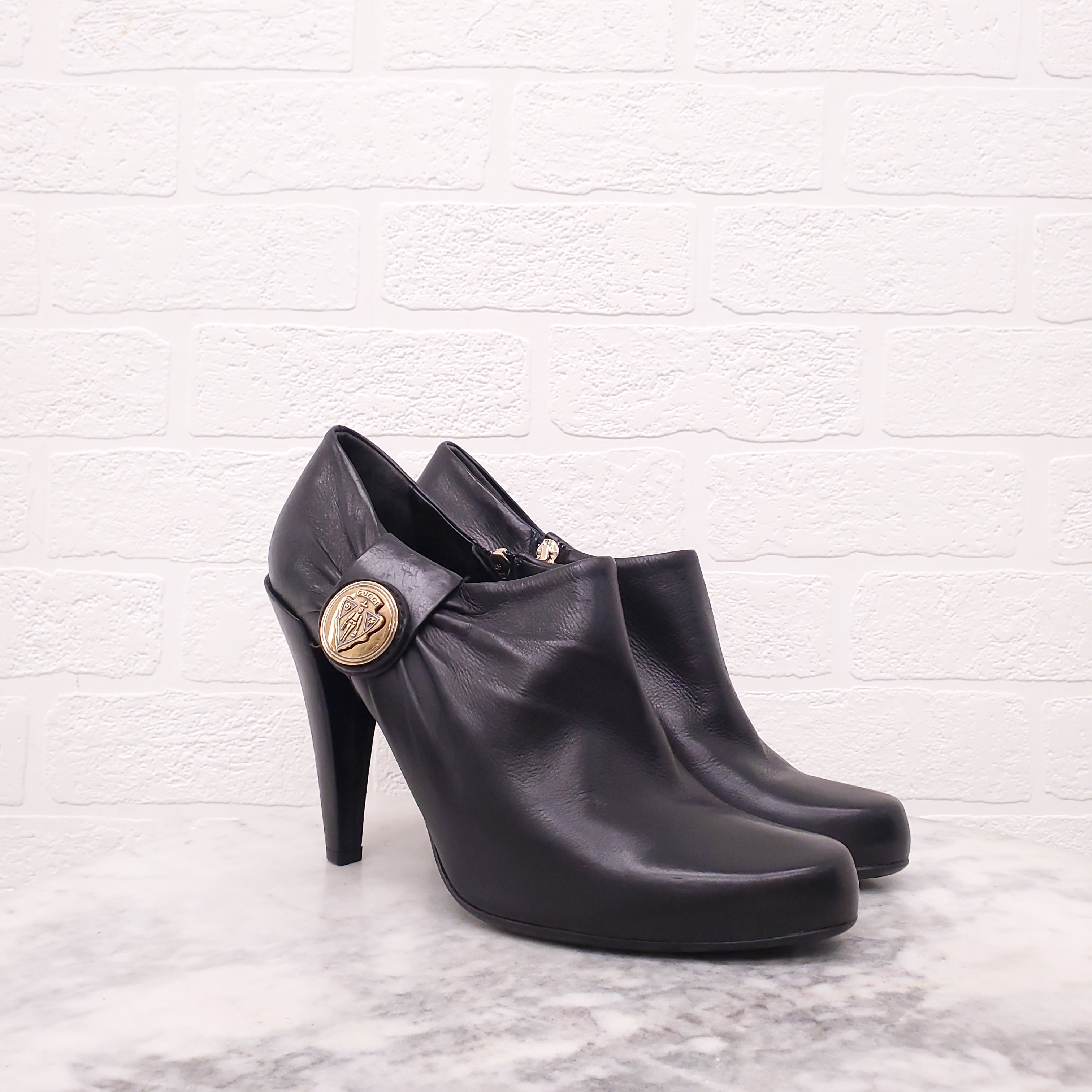 GUCCI BLACK LEATHER BOOTIES WITH GOLD EMBLEM - SIZE 40C