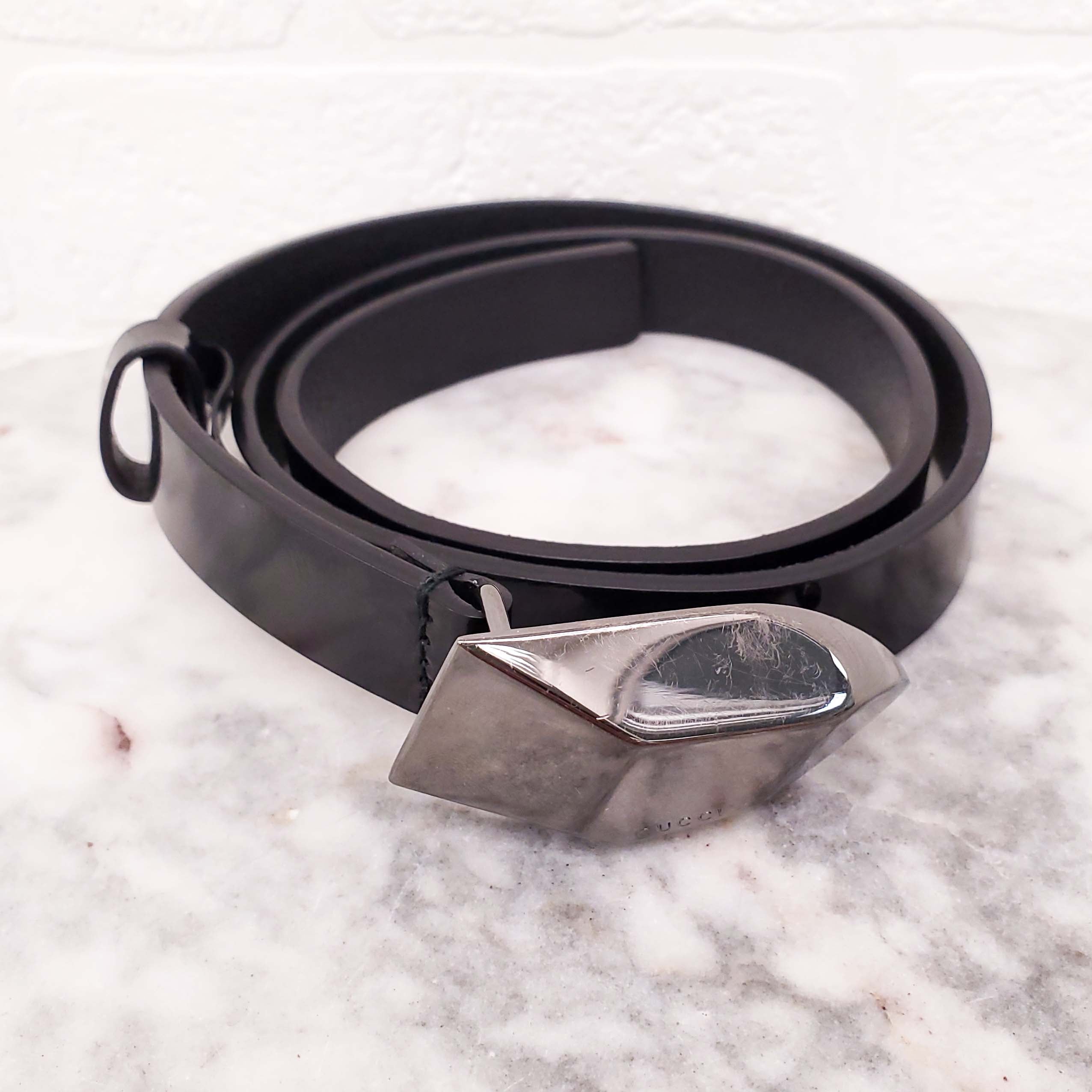 GUCCI BLACK PATENT BELT WITH SILVER LOGO DETAIL - SIZE 80