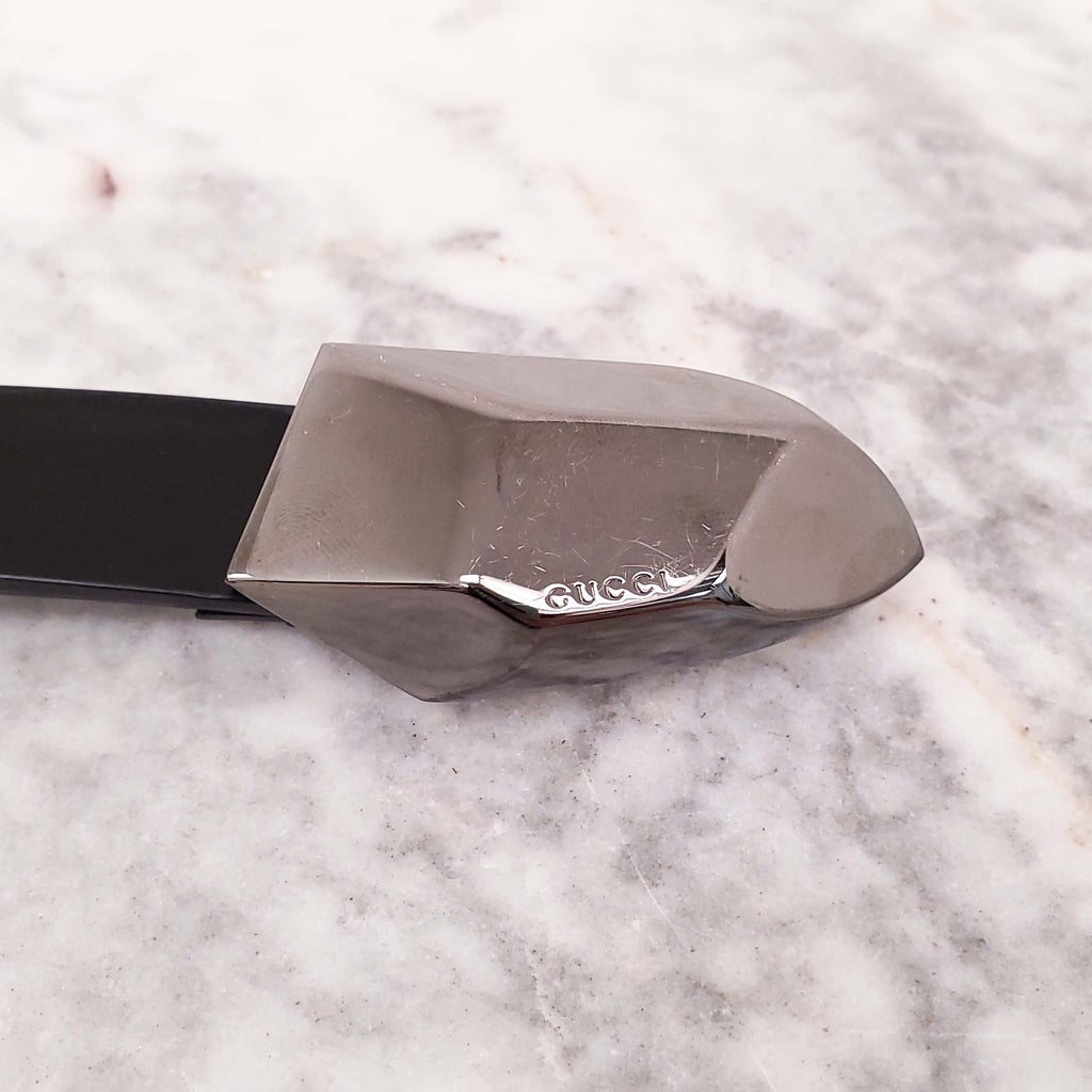 GUCCI BLACK PATENT BELT WITH SILVER LOGO DETAIL - SIZE 80