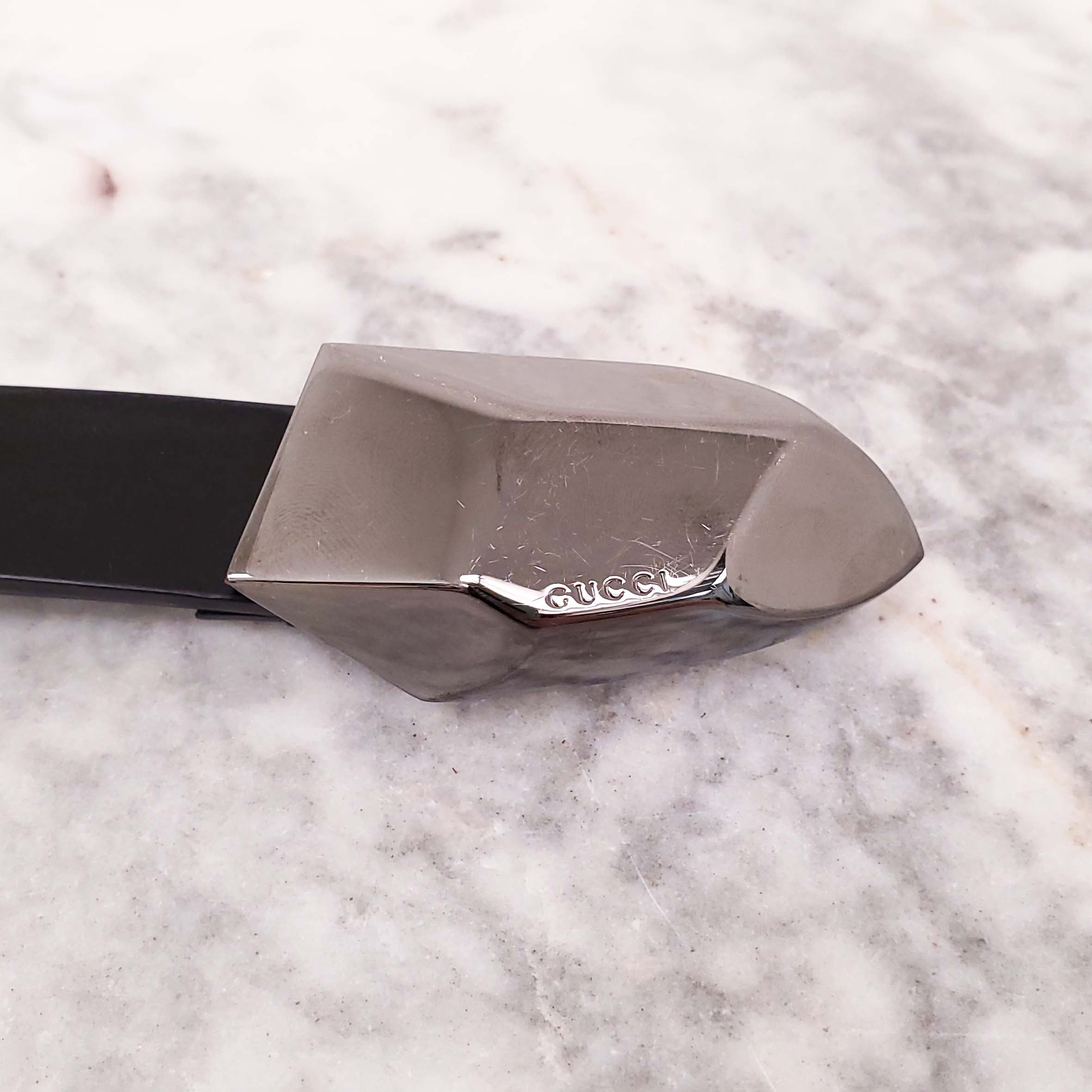 GUCCI BLACK PATENT BELT WITH SILVER LOGO DETAIL - SIZE 80