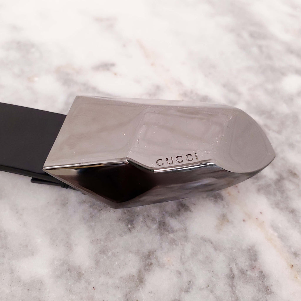 GUCCI BLACK PATENT BELT WITH SILVER LOGO DETAIL - SIZE 80
