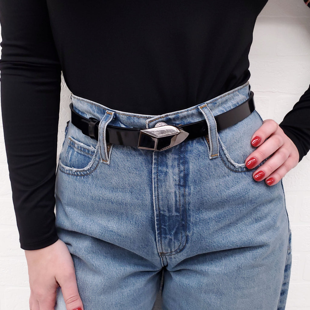GUCCI BLACK PATENT BELT WITH SILVER LOGO DETAIL - SIZE 80